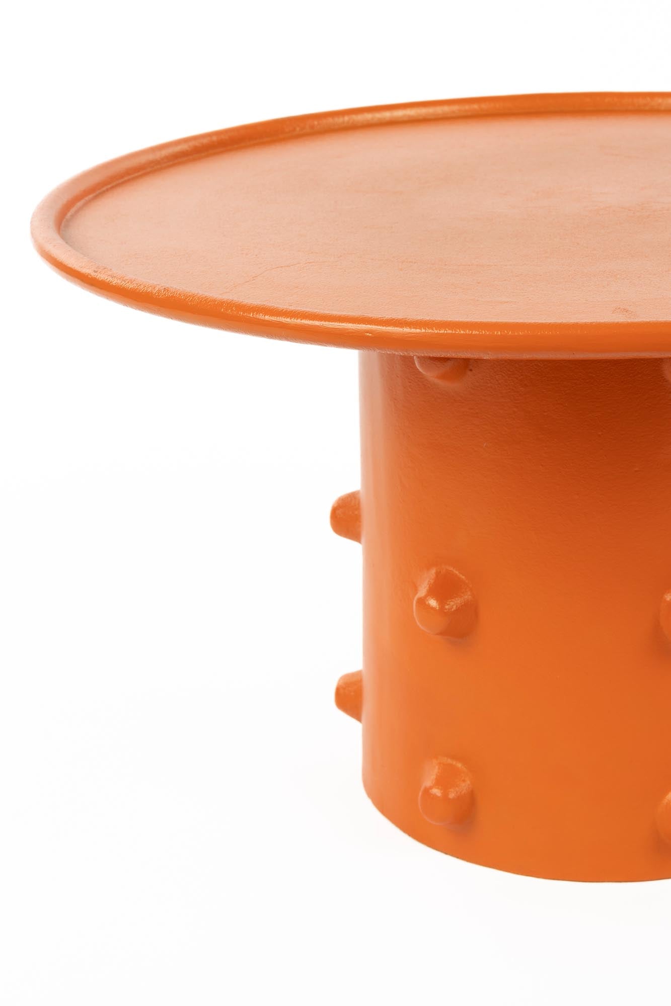 Setzen Sie mit dem Pinch Me Beistelltisch von Bold Monkey einen stilvollen Akzent. Das kaktus-inspirierte Design und die leuchtende orange Farbe verleihen jedem Raum Charakter.
