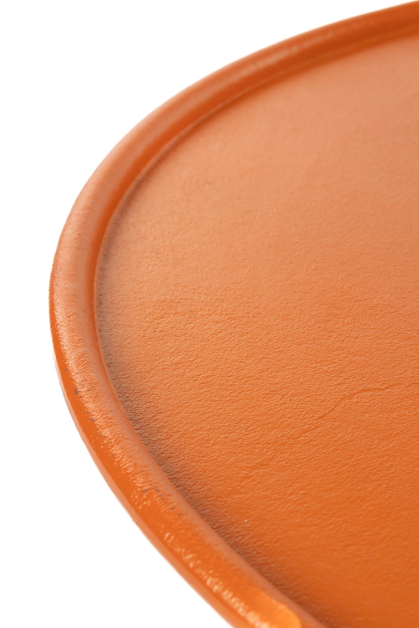 Verleihen Sie Ihrem Zuhause mit dem Pinch Me Beistelltisch von Bold Monkey einen einzigartigen Akzent. Das kaktusartige Design und die lebendige orange Pulverbeschichtung machen ihn zum Blickfang.