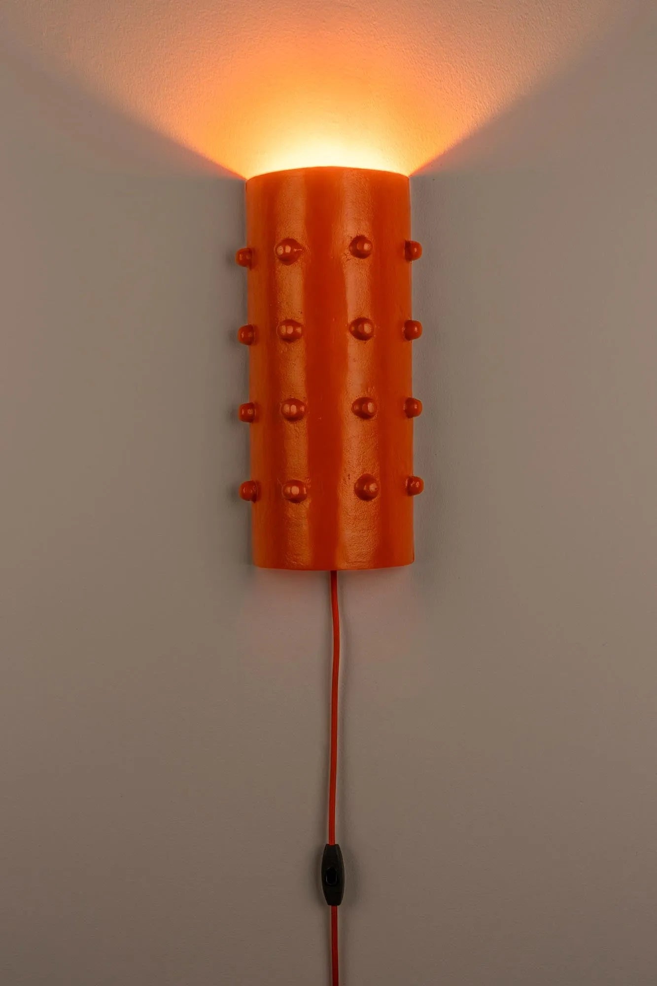 Pinch Me Wandleuchte in Orange präsentiert im Onlineshop von KAQTU Design AG. Wandleuchte ist von Bold Monkey