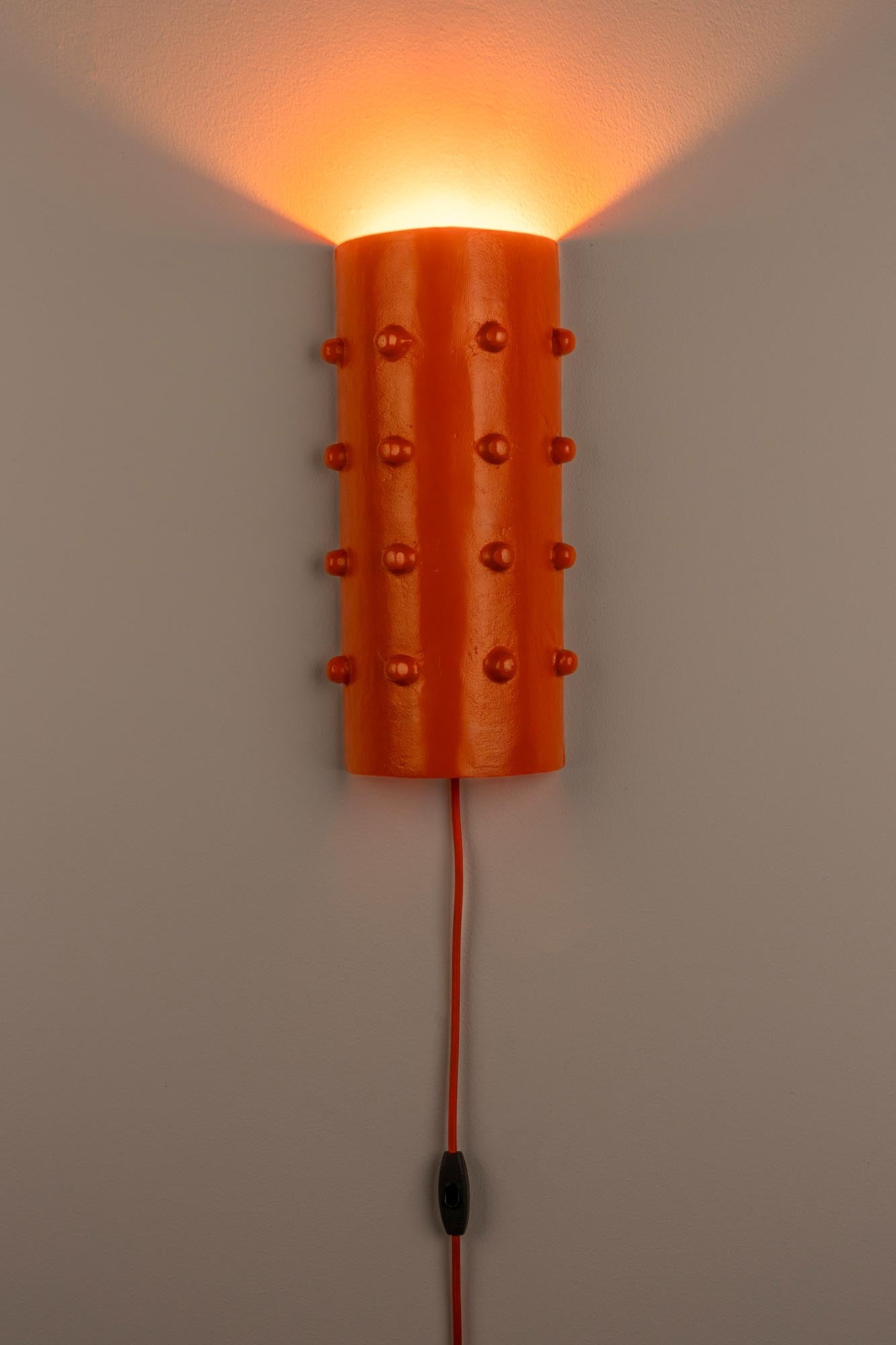 Pinch Me Wandleuchte in Orange präsentiert im Onlineshop von KAQTU Design AG. Wandleuchte ist von Bold Monkey