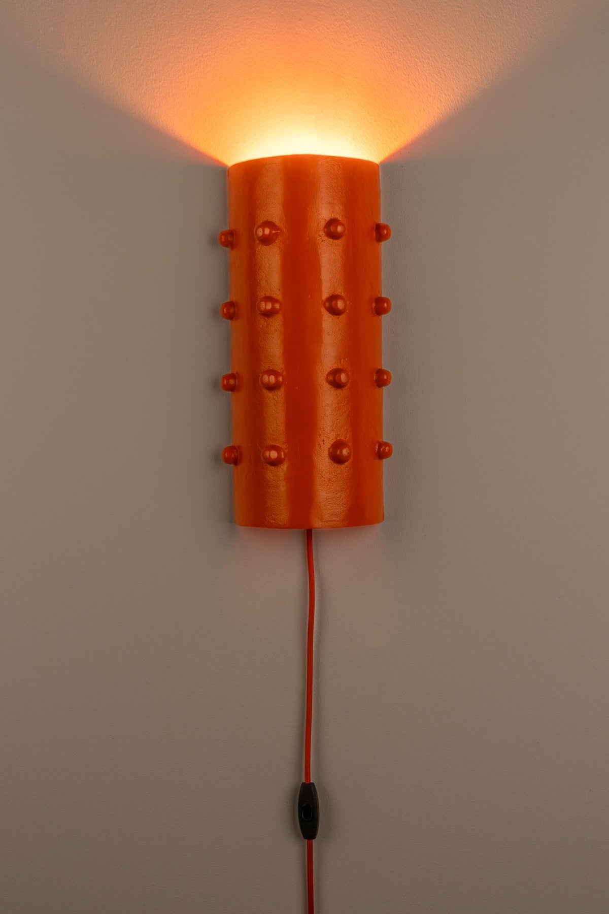 Pinch Me Wandleuchte in orange präsentiert im Onlineshop von KAQTU Design AG. Wandleuchte ist von Bold Monkey