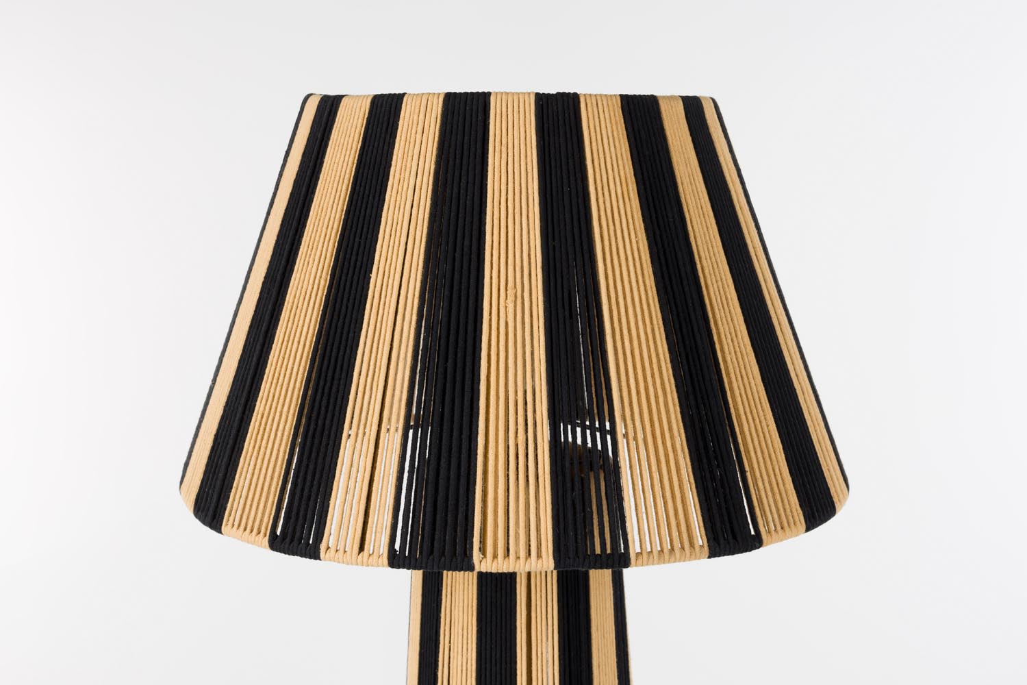 Die Stehleuchte Stripe it up von Bold Monkey vereint modernes Design mit Funktionalität. Ein echter Blickfang für jedes Interieur!