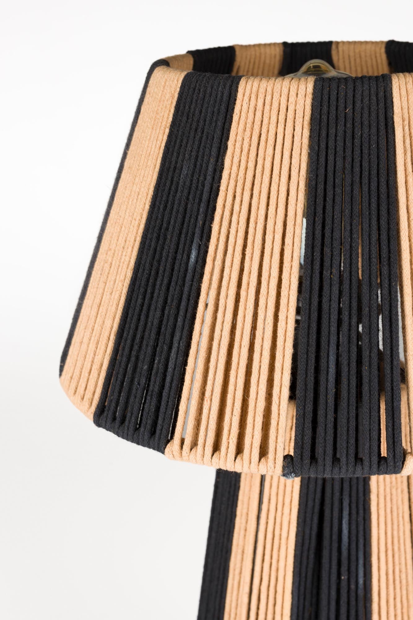 Setzen Sie mit der Tischleuchte Stripe it up von Bold Monkey stilvolle Akzente in Ihrem Zuhause. Ein einzigartiges Design, das begeistert!