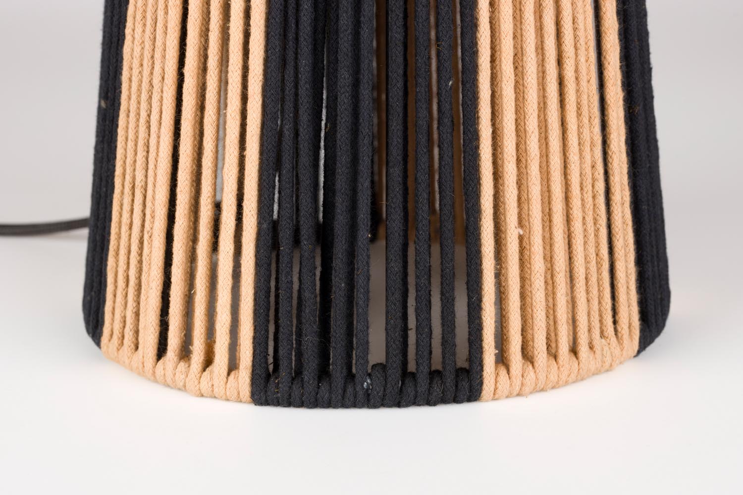 Tischleuchte Stripe it up in Schwarz präsentiert im Onlineshop von KAQTU Design AG. Tischleuchte ist von Bold Monkey