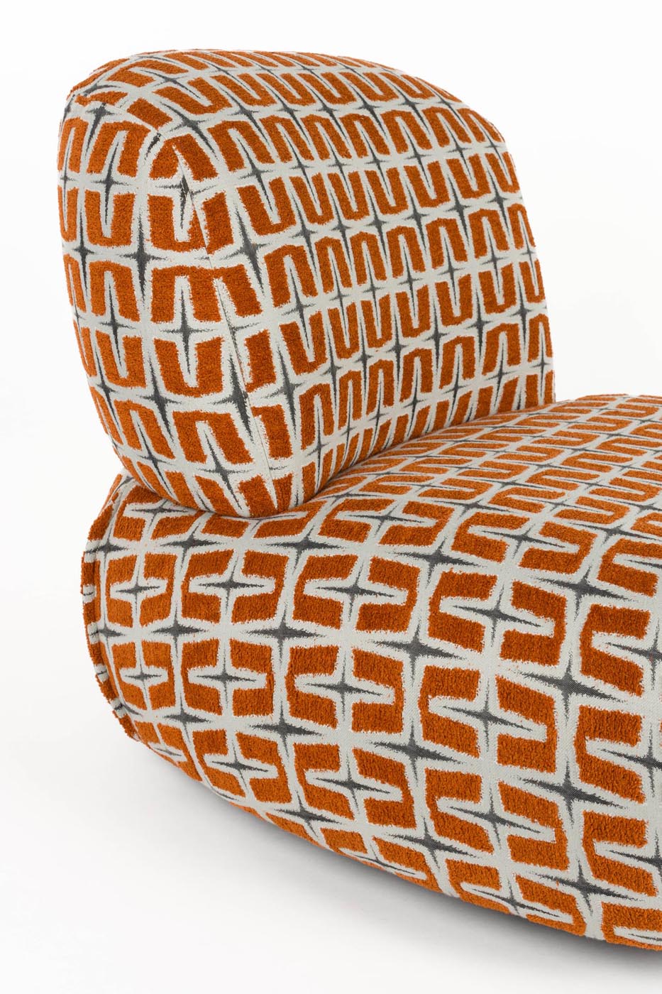 Eleganter Lounge Stuhl Ritz in Beige und Burned Orange von Bold Monkey. Perfekt für jeden Raum, vereint Stil und Gemütlichkeit.