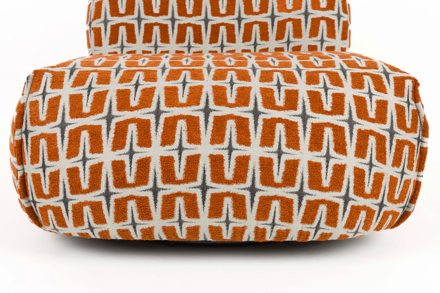 Stylischer Lounge Stuhl Ritz in Beige und Burned Orange von Bold Monkey. Ideal für Wohnzimmer, Schlafzimmer oder Büro – vereint Komfort und Design.