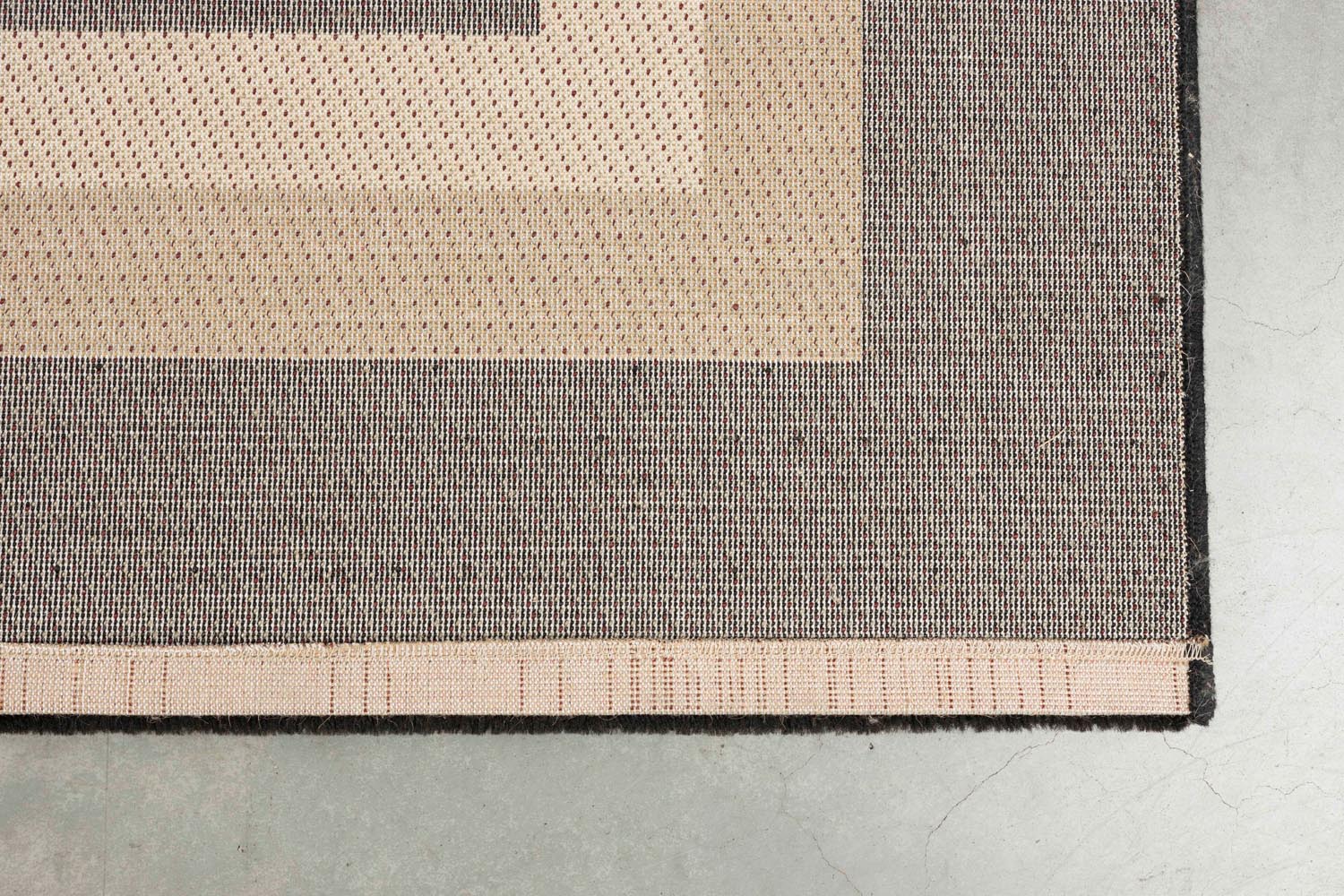 Setzen Sie mit dem Teppich Urban Maze 160x160 von Bold Monkey einen modernen Akzent in Ihrem Zuhause. Langlebig, elegant und pflegeleicht!