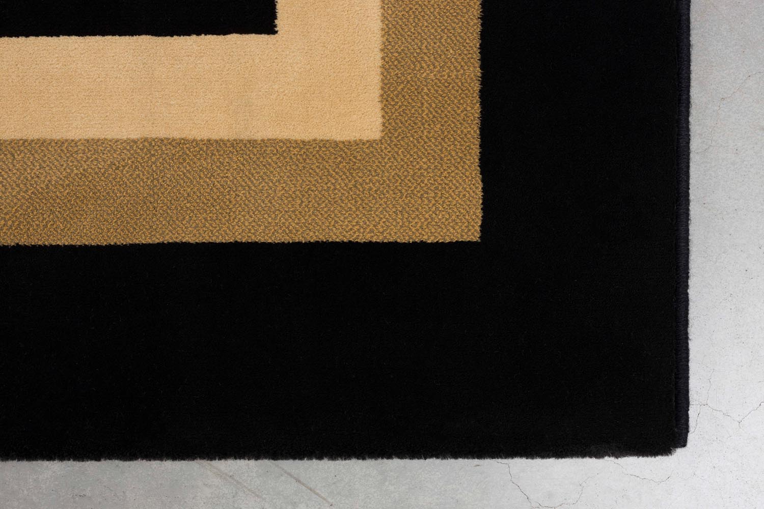 Erleben Sie den Teppich Urban Maze 200x200 von Bold Monkey – ein modernes, geometrisches Highlight für Ihr Zuhause, das Stil und Komfort vereint.