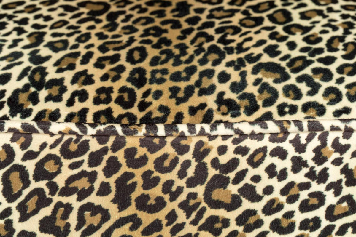 Esszimmerstuhl mit Pantherfell-Bezug aus Polyester, Holzrahmen mit Sperrholz, Beine aus Vollgummiholz mit goldfarbenen Stahlfüssen.
