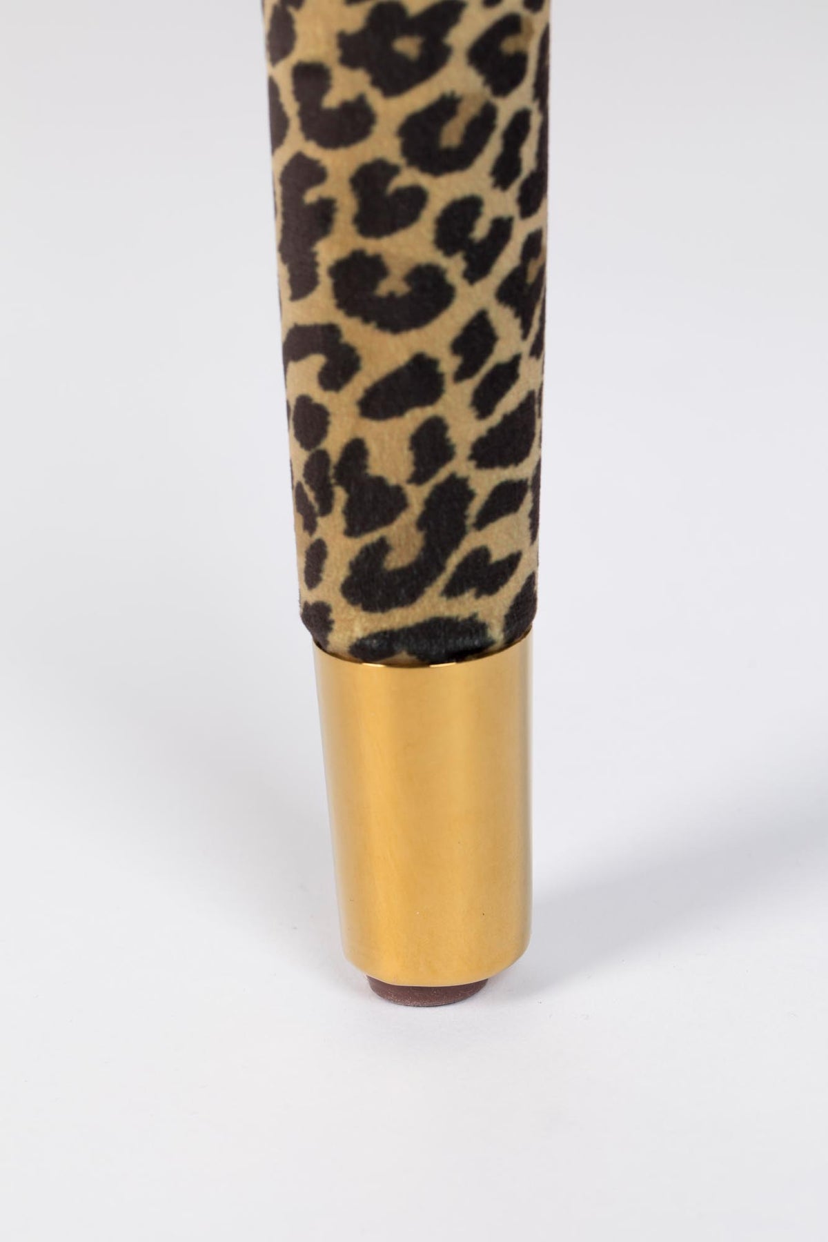 Esszimmerstuhl mit Pantherfell-Bezug aus Polyester, Holzrahmen mit Sperrholz, Beine aus Vollgummiholz mit goldfarbenen Stahlfüssen.