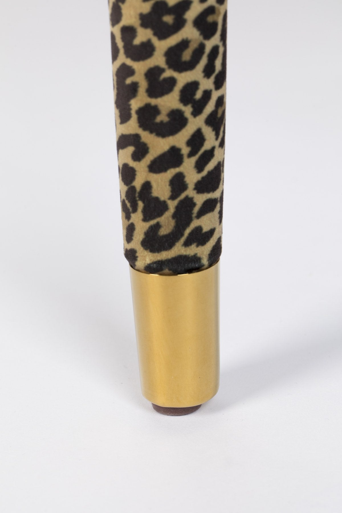Esszimmerstuhl mit Pantherfell-Bezug aus Polyester, Holzrahmen mit Sperrholz, Beine aus Vollgummiholz mit goldfarbenen Stahlfüssen.