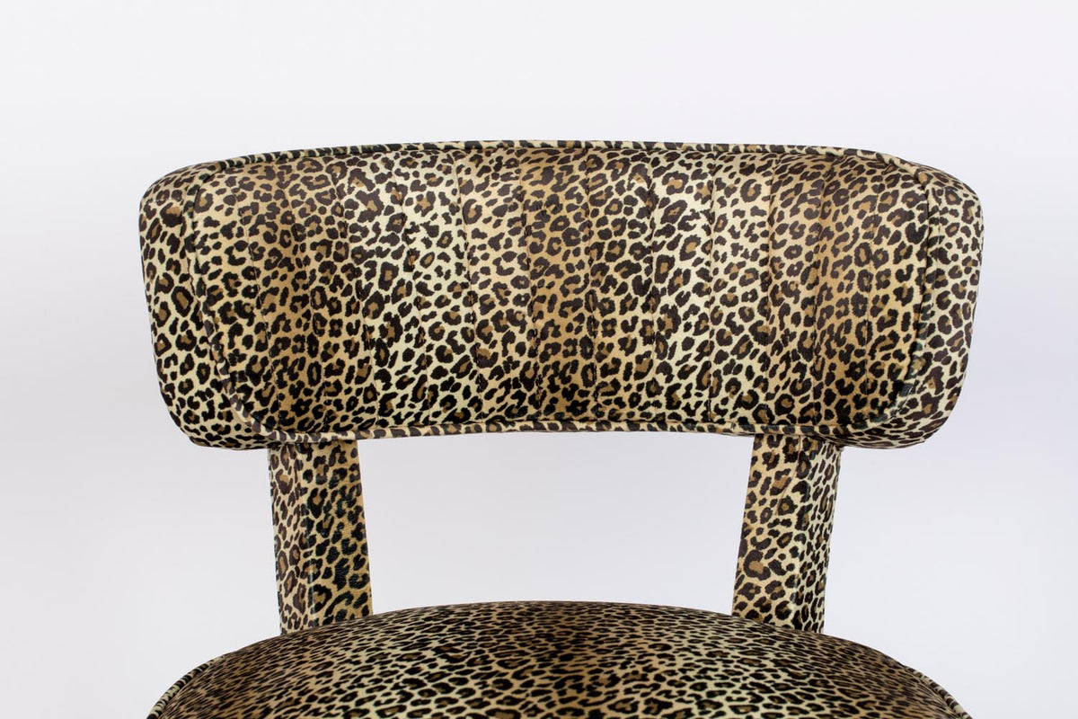 Esszimmerstuhl mit Pantherfell-Bezug aus Polyester, Holzrahmen mit Sperrholz, Beine aus Vollgummiholz mit goldfarbenen Stahlfüssen.