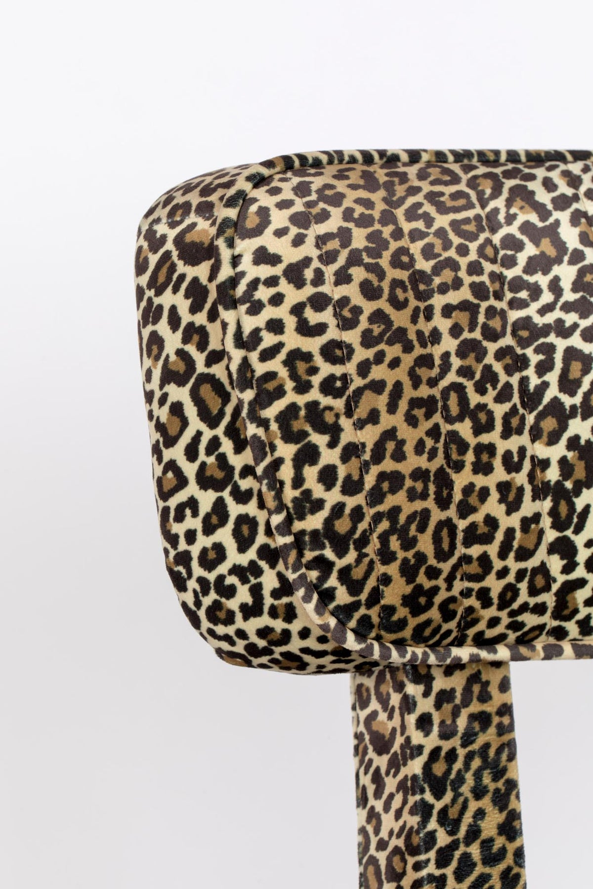 Esszimmerstuhl mit Pantherfell-Bezug aus Polyester, Holzrahmen mit Sperrholz, Beine aus Vollgummiholz mit goldfarbenen Stahlfüssen.