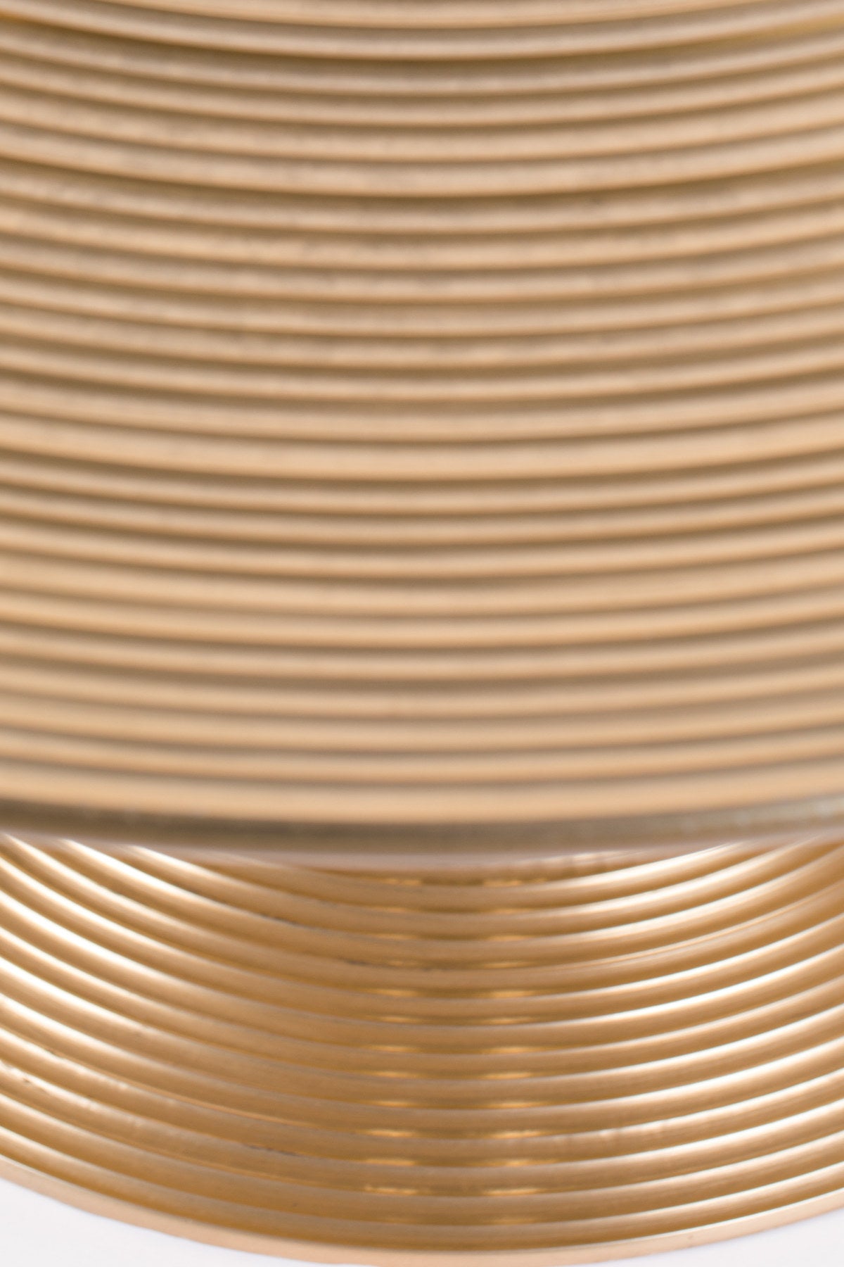 HYPNOTISING ROUND Beistelltisch in Gold präsentiert im Onlineshop von KAQTU Design AG. Couchtisch ist von Bold Monkey