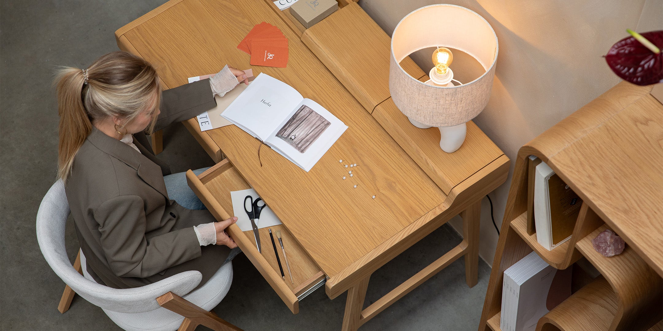Back to work Kollektion mit einem Schreibtisch aus Holz und vielen nützlichen Büroaccessoires