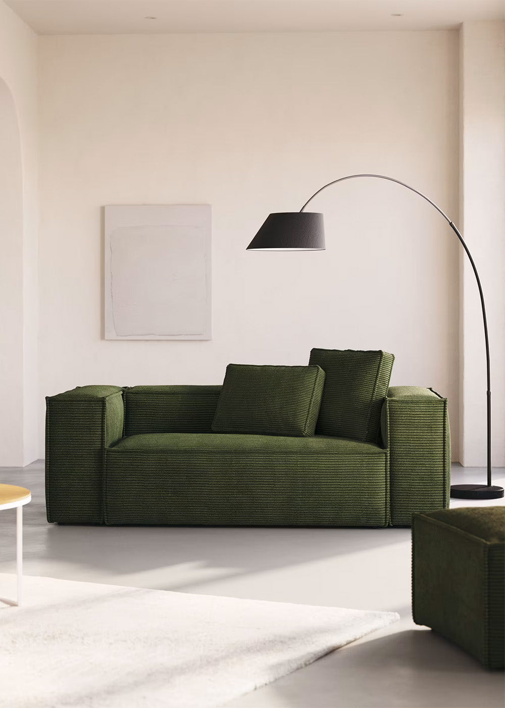 Blok Sofa von Kave Home - in einem schön eingerichtetem Wohnzimmer. Das Sofa hat einen grünen Textilbezug.