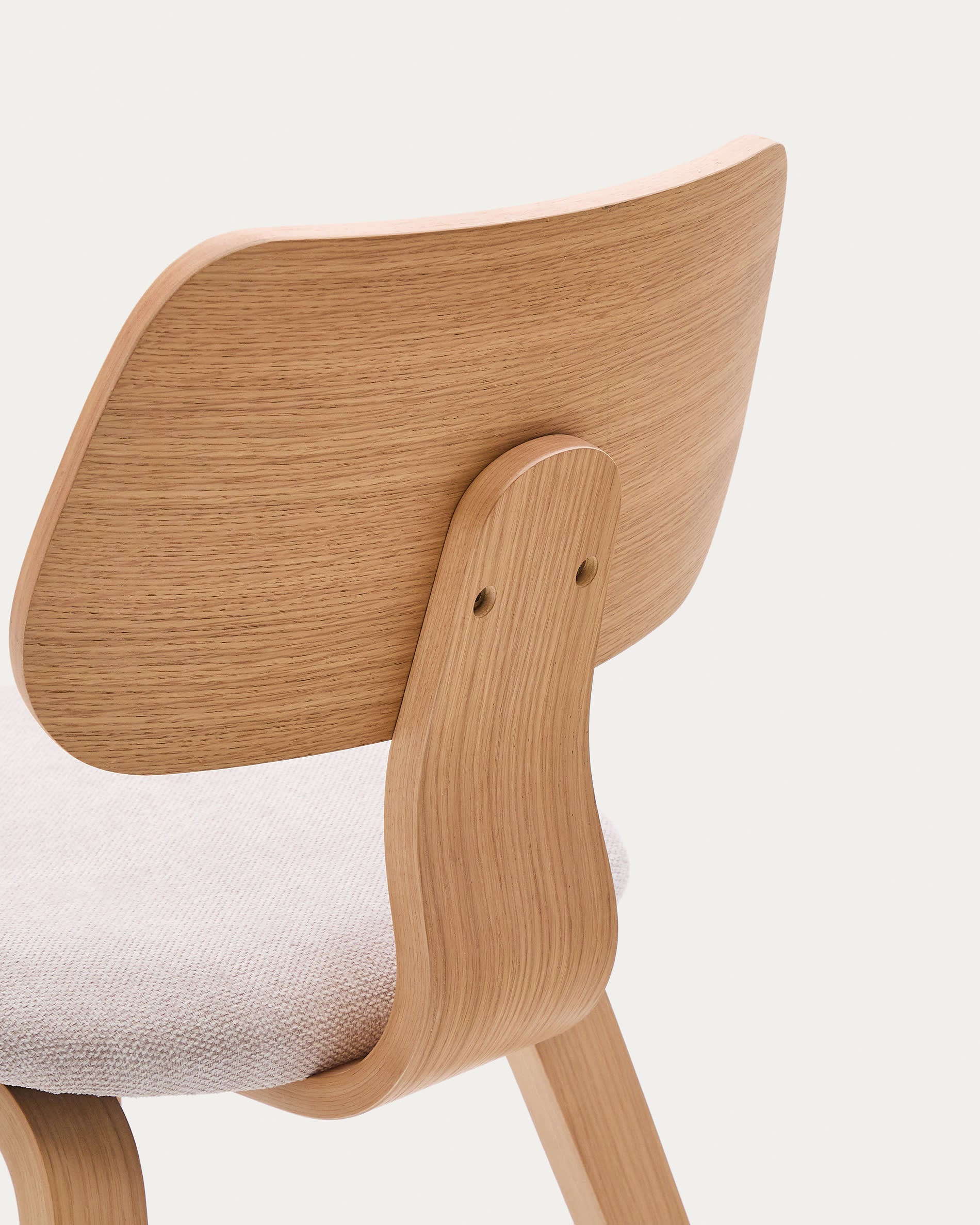 Der Stuhl Gena bietet eine beige Chenille-Sitzfläche, Eichenfurnier und einen Kautschukholzrahmen – stilvoll und bequem für Ihr Zuhause.