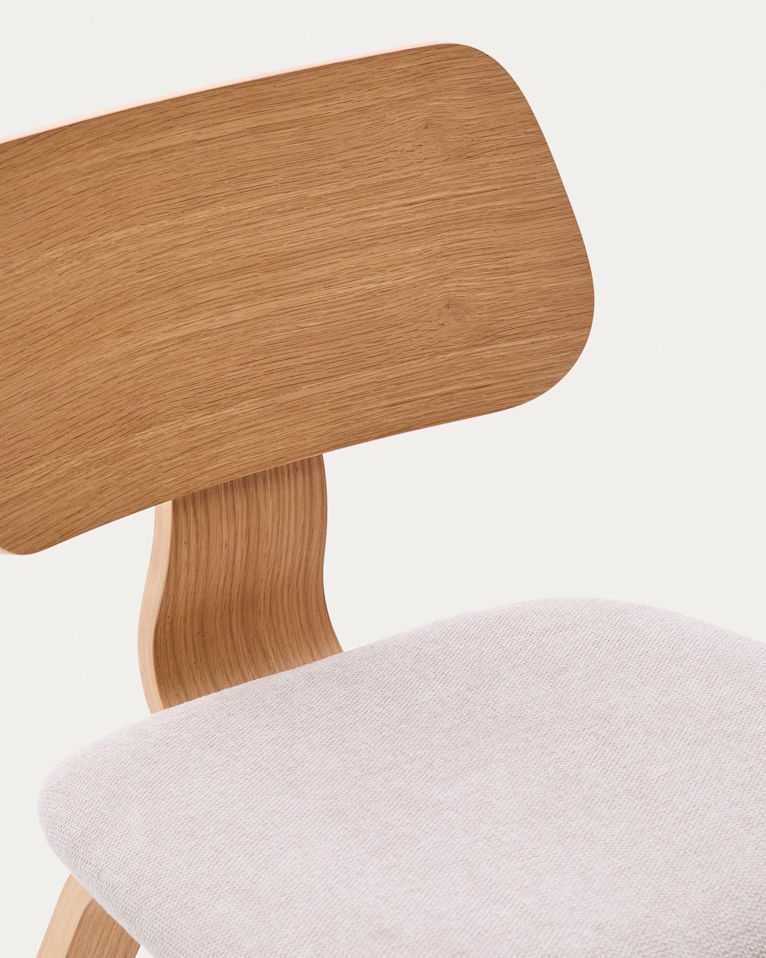 Der Stuhl Gena kombiniert eine beige Chenille-Sitzfläche mit Eichenfurnier und Kautschukholzrahmen – elegant und komfortabel für jeden Raum.