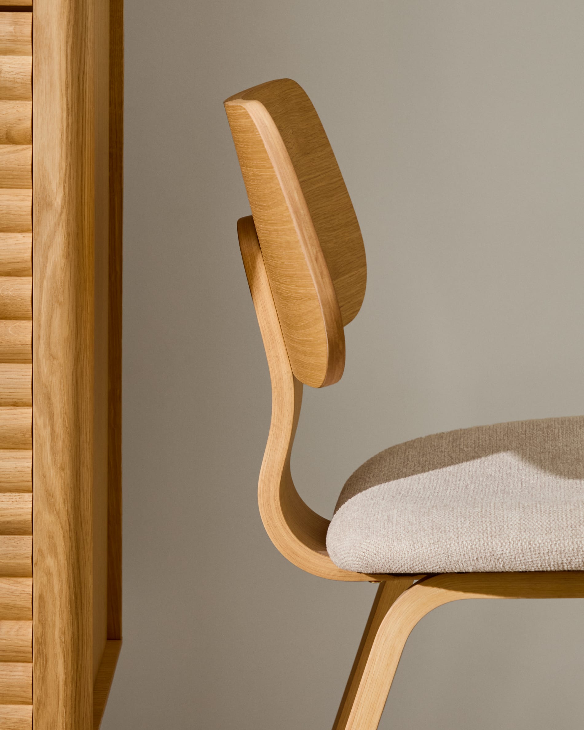 Eleganter Stuhl mit beiger Chenille-Sitzfläche, Eichenfurnier und robustem Kautschukholzrahmen, ideal für stilvolle Räume.