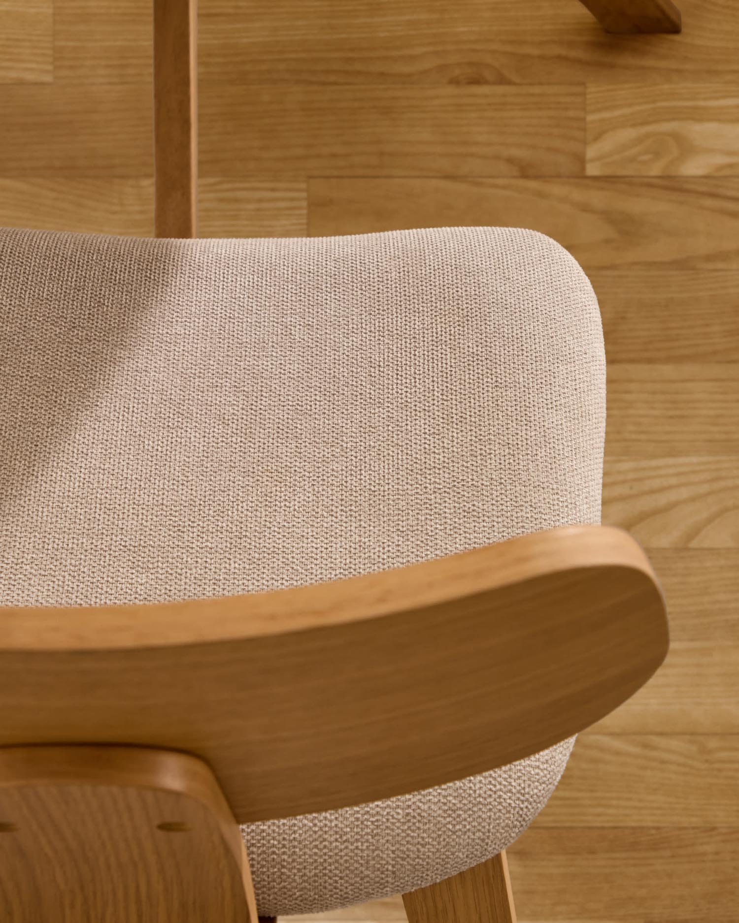 Eleganter Stuhl Gena mit beiger Chenille-Sitzfläche, Eichenfurnier und robustem Kautschukholzrahmen, ideal für modernes Wohnen.