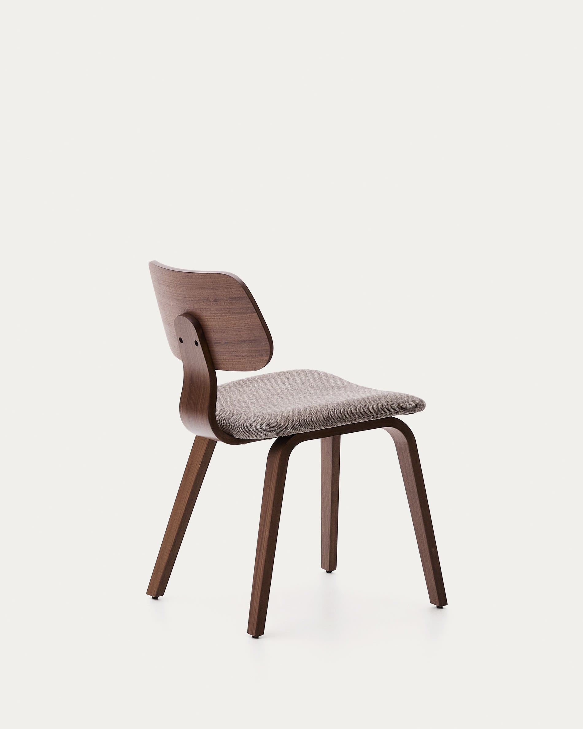 Moderner Stuhl Gena mit beigem Chenille-Sitz, Nussbaumfurnier und robustem Kautschukholzrahmen, ideal für stilvolle Räume.