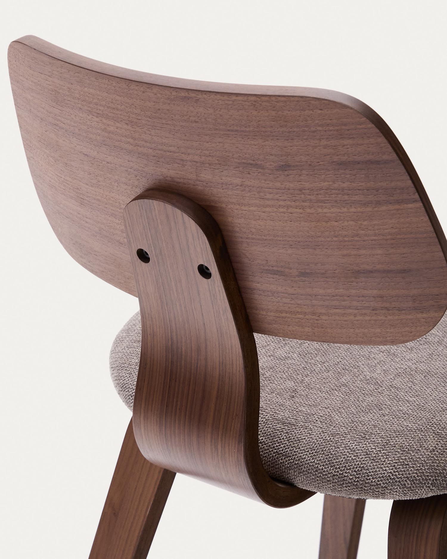 Eleganter Stuhl Gena mit beigem Chenille-Sitz, Nussbaumfurnier und Kautschukholzrahmen. Perfekt für moderne Wohnräume.
