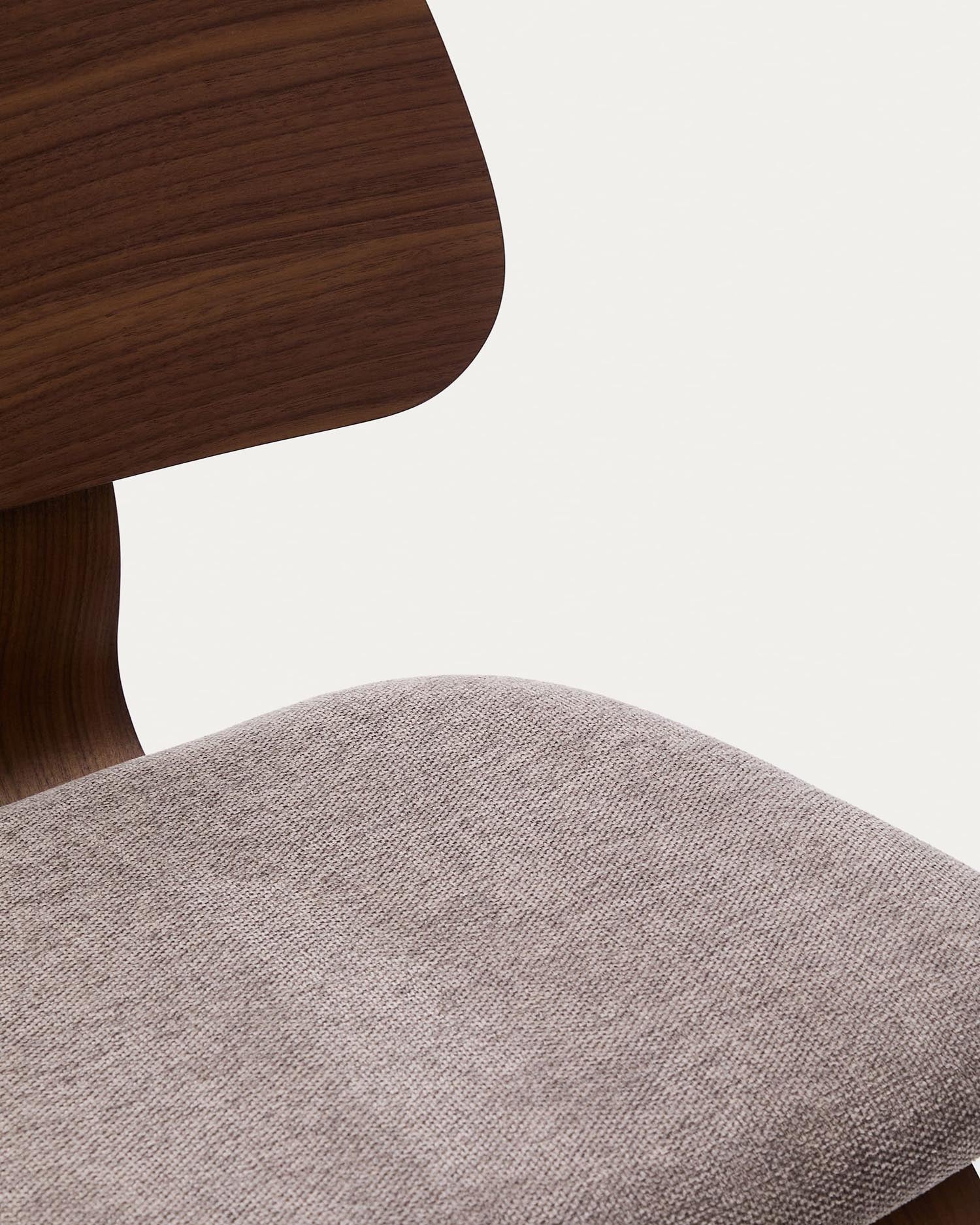 Stuhl Gena: Beiger Chenille-Sitz, Nussbaumfurnier, Kautschukholzrahmen. Stilvoll und komfortabel für zeitgemäße Wohnräume.
