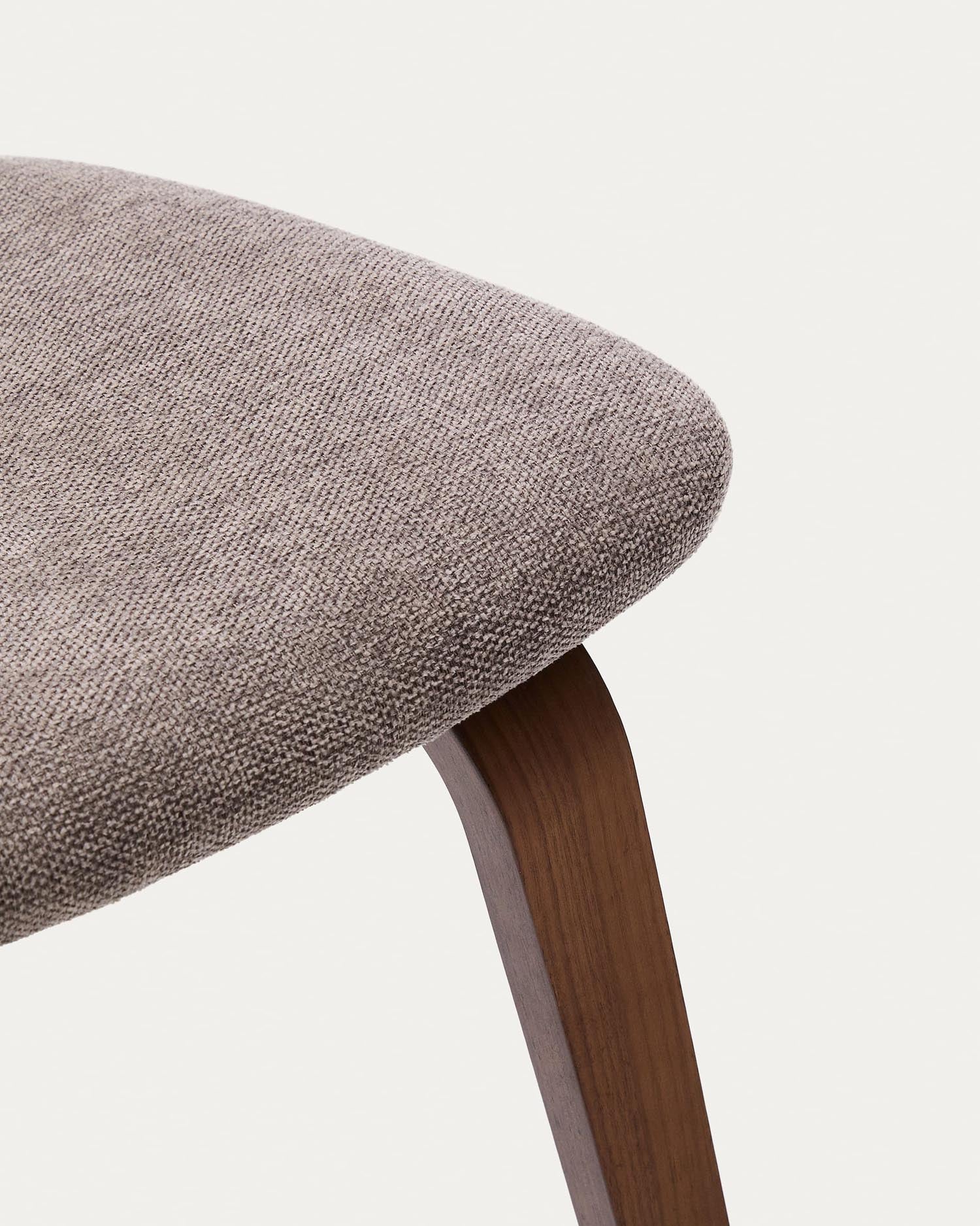 Eleganter Stuhl Gena mit beigem Chenille-Sitz, Nussbaumfurnier und Kautschukholzrahmen. Perfekt für moderne Wohnräume.