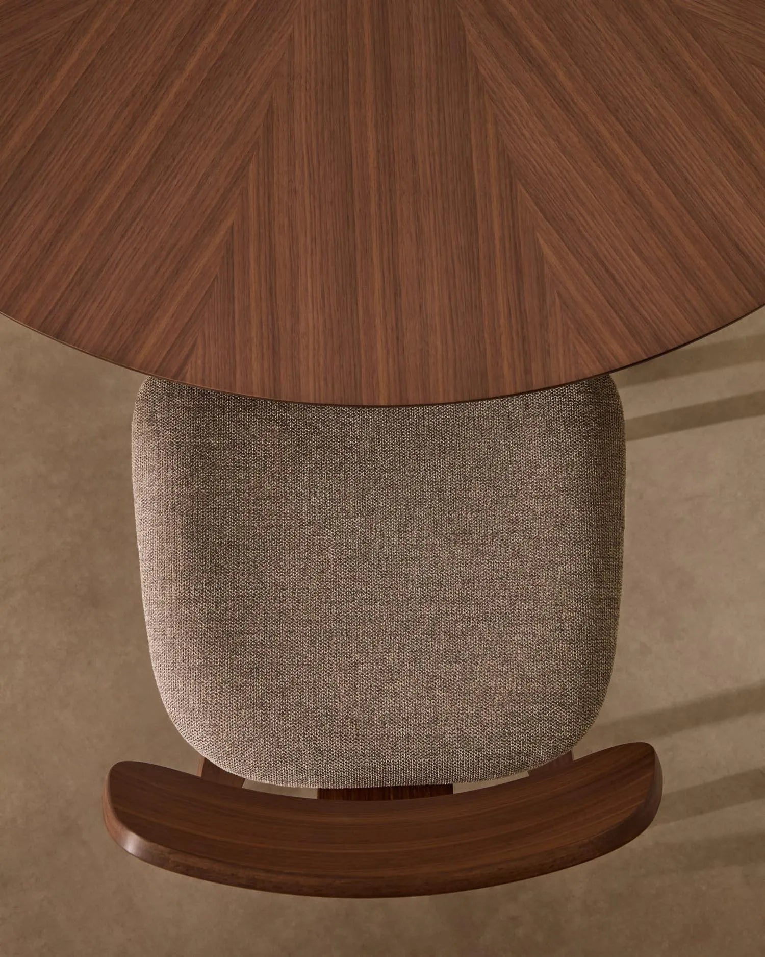 Eleganter Stuhl Gena mit beigem Chenille-Polster, Nussbaumfurnier und stabilem Kautschukholzrahmen, perfekt für modernes Wohnen.