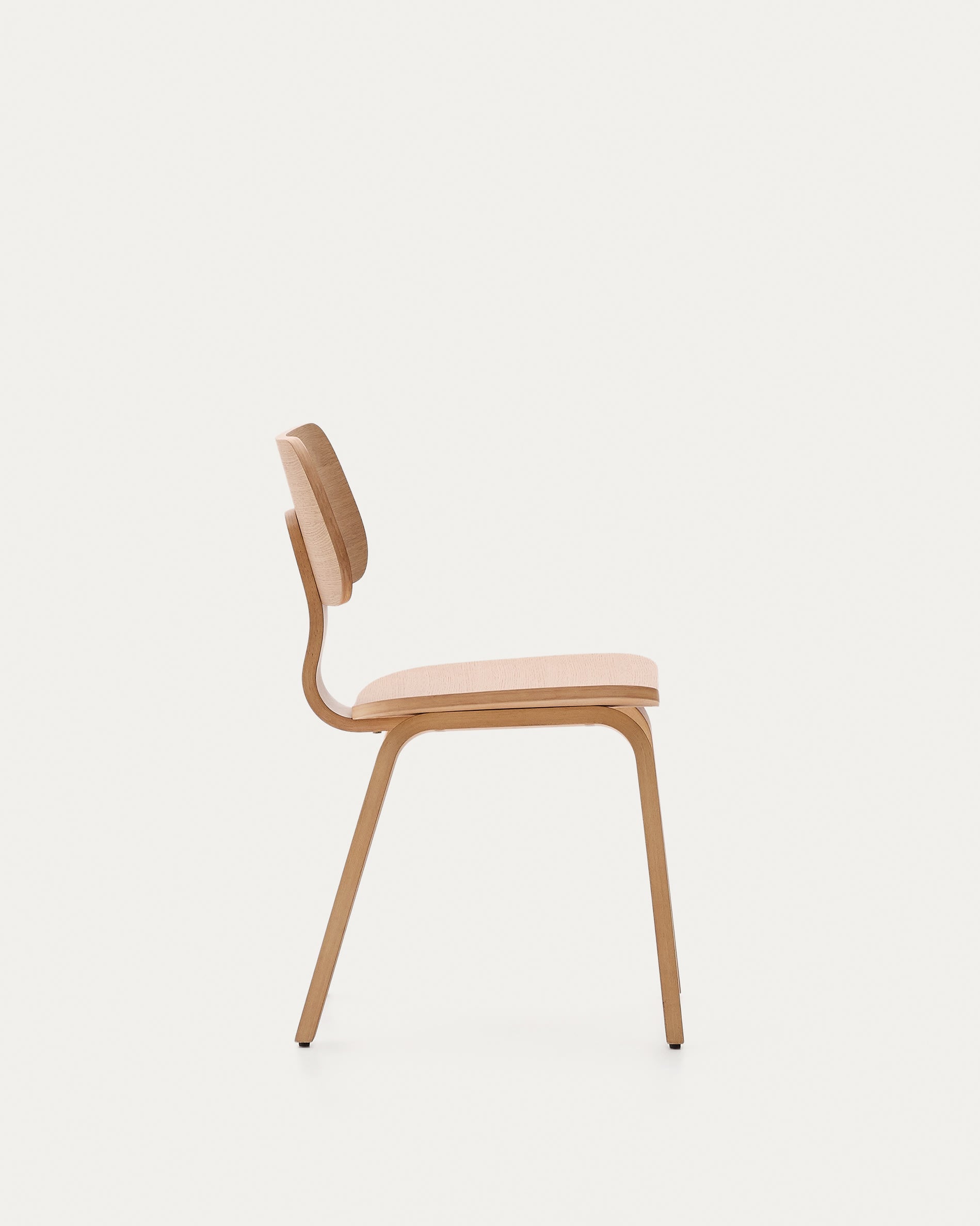 Der Gena Stuhl von Kave Home besticht durch Eichenfurnier und Kautschukholz, vereint Eleganz und Robustheit in zeitlosem Design.