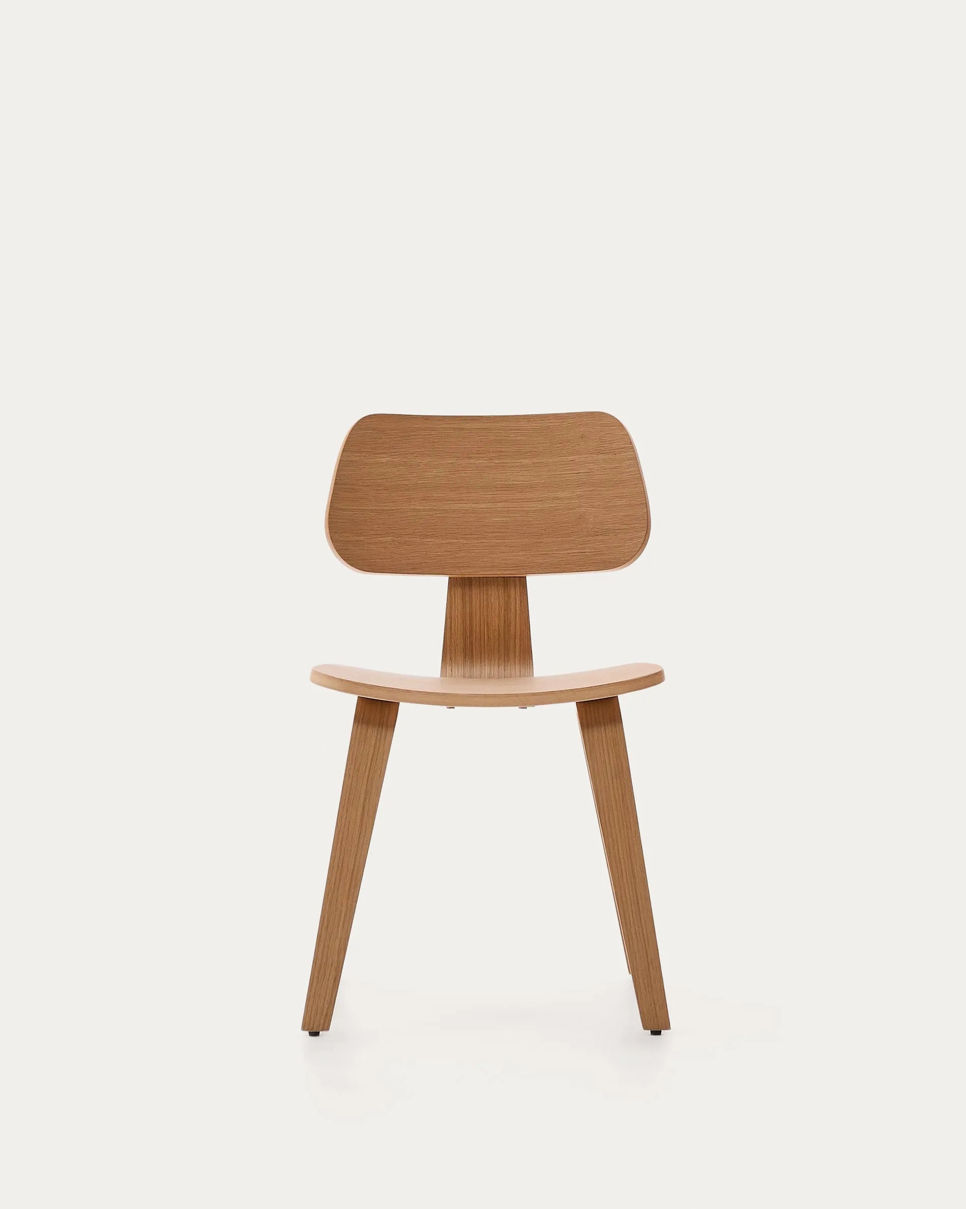 Der Gena Stuhl von Kave Home aus Eichenfurnier und Kautschukholz bietet zeitlose Eleganz und robuste Qualität für Ihr Zuhause.