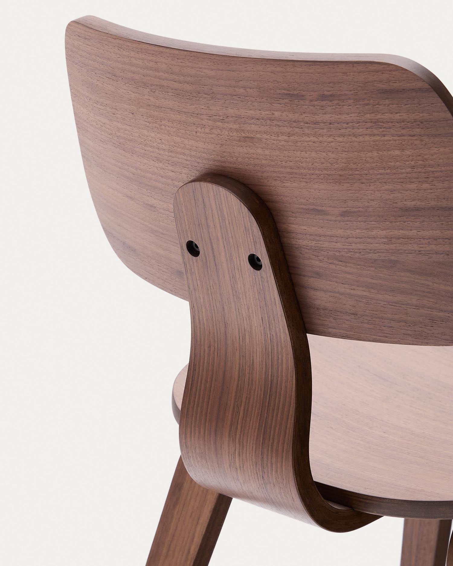 Eleganter Stuhl Gena aus hochwertigem Nussbaumfurnier und stabilem Kautschukholz, ideal für moderne Wohn- und Esszimmer.