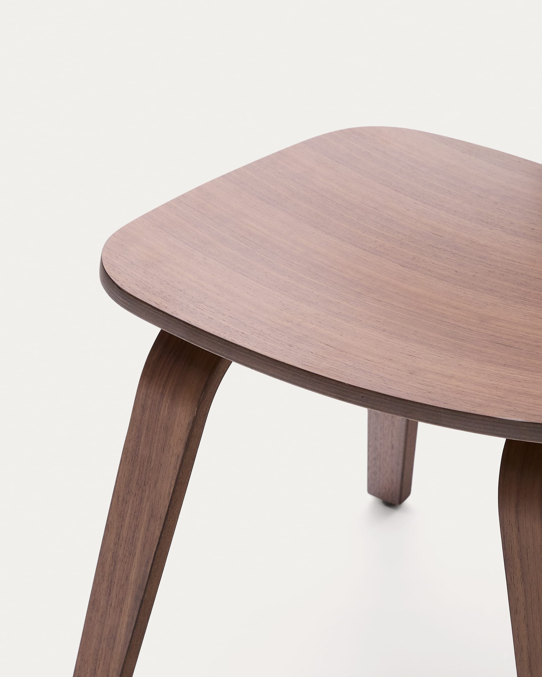 Eleganter Stuhl Gena aus hochwertigem Nussbaumfurnier und stabilem Kautschukholz, ideal für moderne Wohn- und Esszimmer.