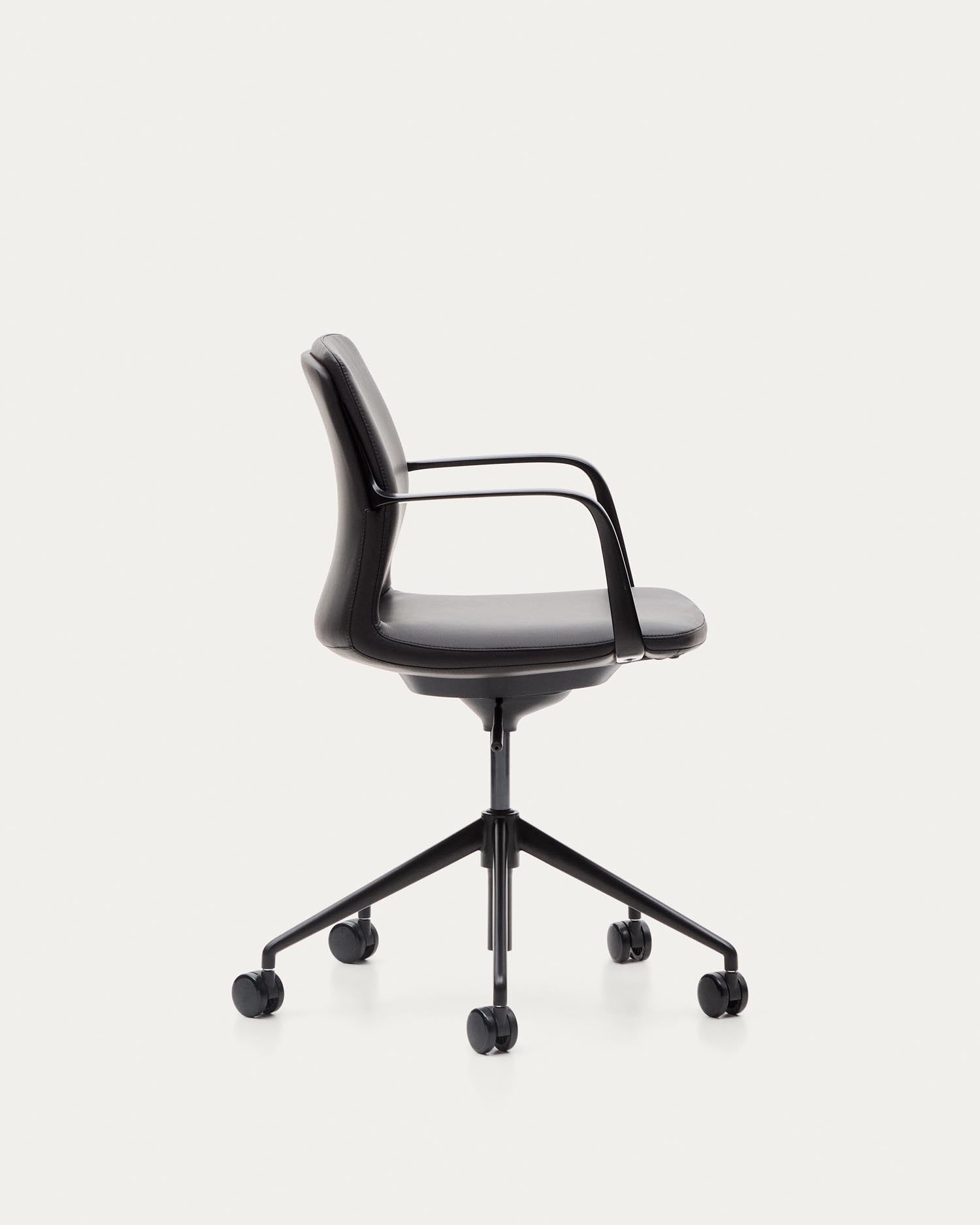 Entdecken Sie den Schreibtischstuhl Nerlan von Kave Home: elegantes Design aus schwarzem Kunstleder, stabiler Aluminiumrahmen und optimaler Ergonomie für Ihr Büro.