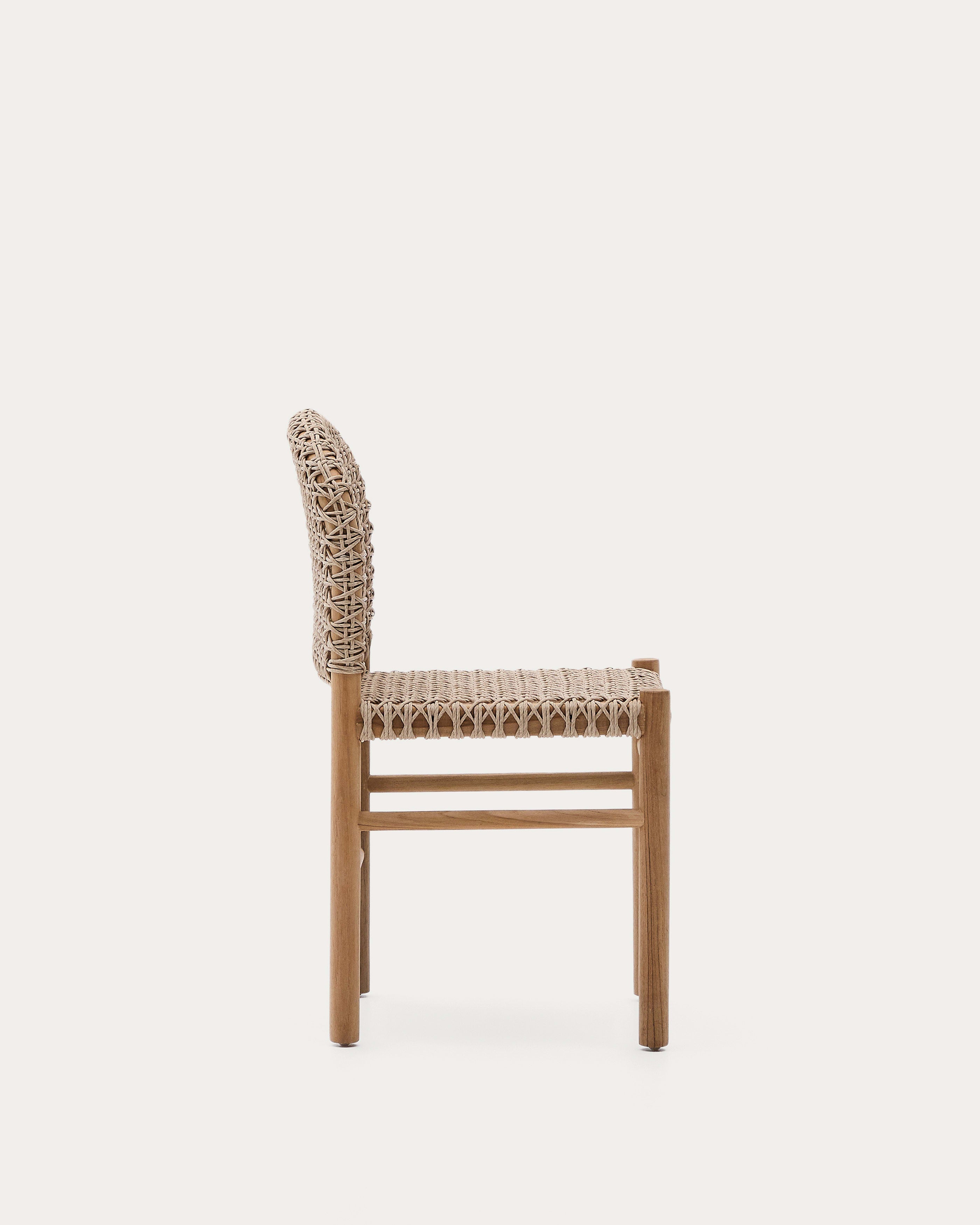 Der Tavira Outdoor-Stuhl aus Teakholz von Kave Home vereint robustes Design und Komfort, ideal für Garten und Terrasse.