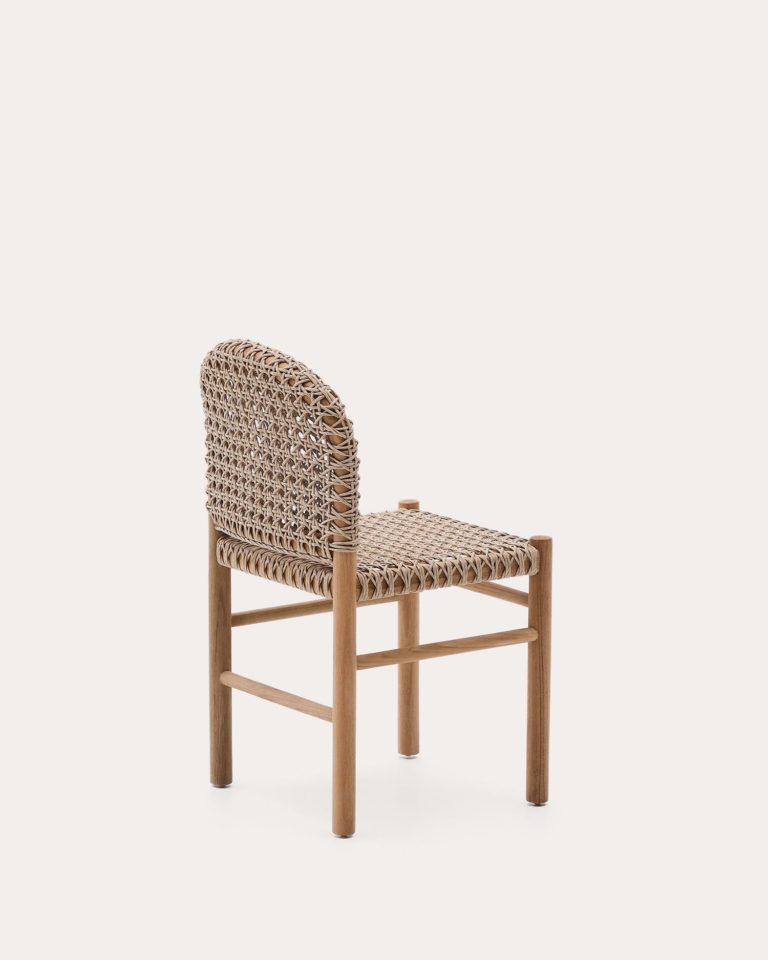 Der Outdoor-Stuhl Tavira aus massivem Teakholz von Kave Home bietet stilvollen Komfort für Garten und Terrasse.