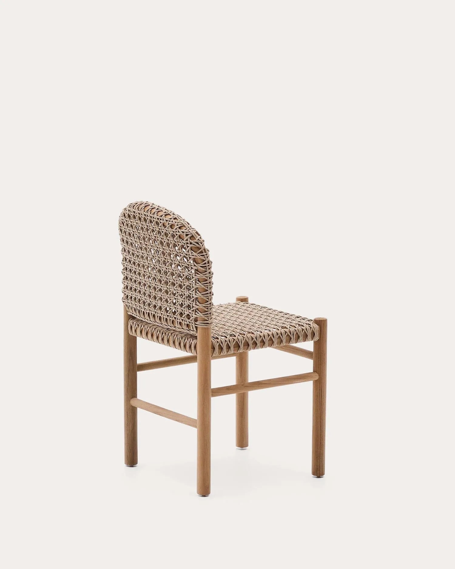 Der Tavira Outdoor-Stuhl aus Teakholz von Kave Home bietet stilvollen Komfort und Langlebigkeit für Ihre Außenbereiche.