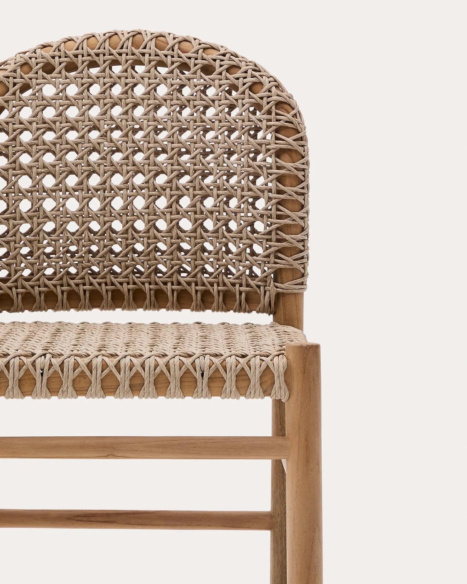 Der Outdoor-Stuhl Tavira aus Teakholz von Kave Home bietet stilvolles Design, Langlebigkeit und Komfort für Ihren Garten.