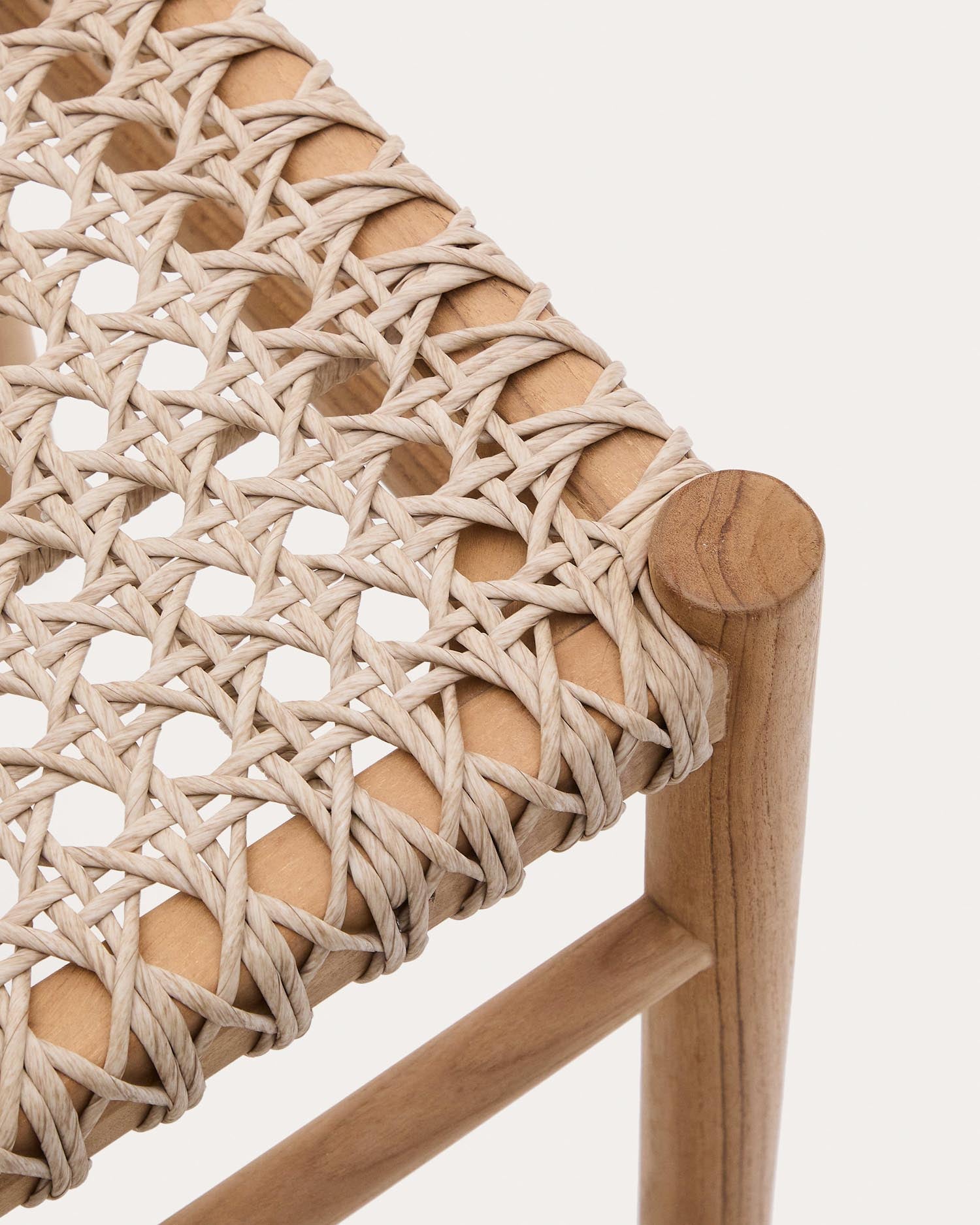 Der Tavira Outdoor-Stuhl aus Teakholz von Kave Home bietet stilvolles Design, Langlebigkeit und Komfort für Ihren Außenbereich.