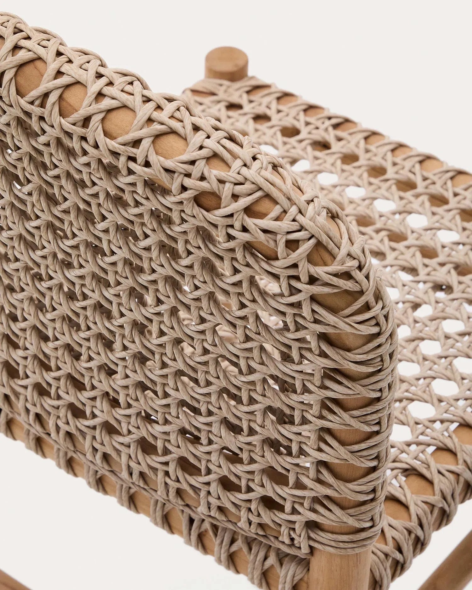 Der Tavira Outdoor-Stuhl aus massivem Teakholz von Kave Home vereint modernes Design, Robustheit und Komfort für Ihren Garten.