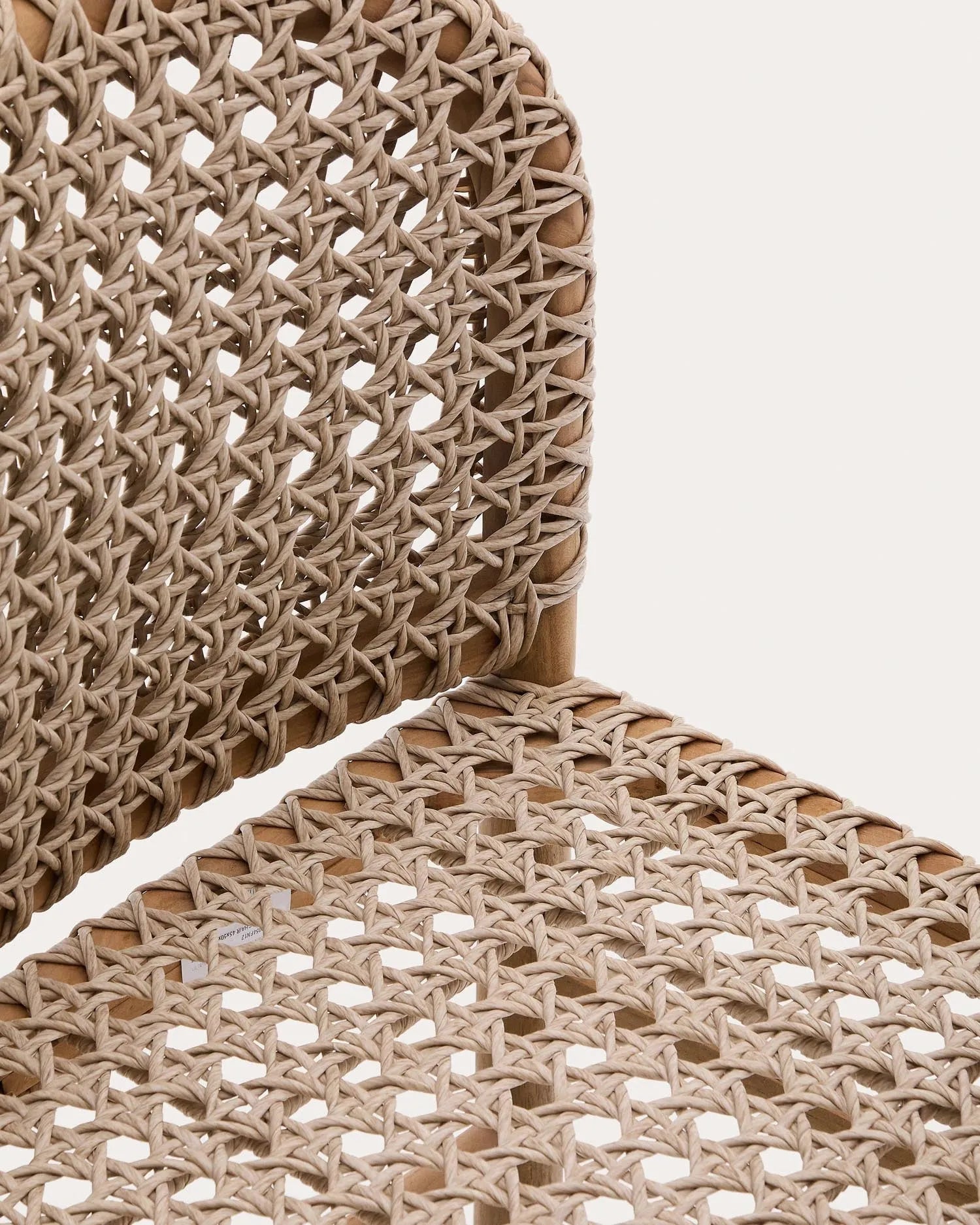 Der Tavira Outdoor-Stuhl aus massivem Teakholz von Kave Home vereint modernes Design, Robustheit und Komfort für den Außenbereich.