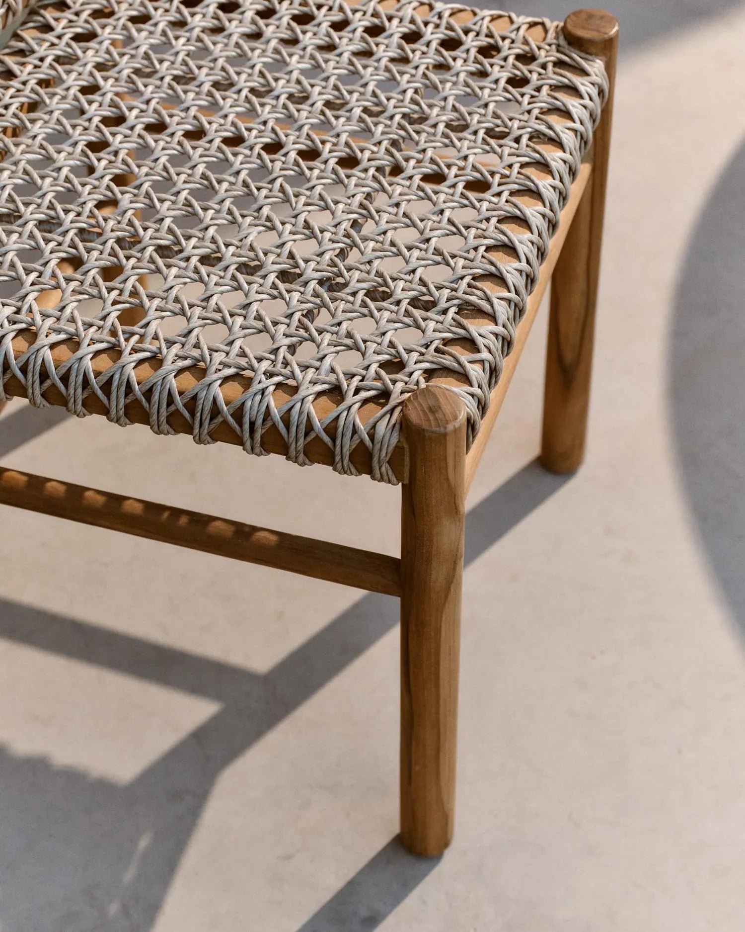 Der Tavira Outdoor-Stuhl aus Teakholz von Kave Home kombiniert robustes Design mit Komfort für Ihren Garten oder Balkon.