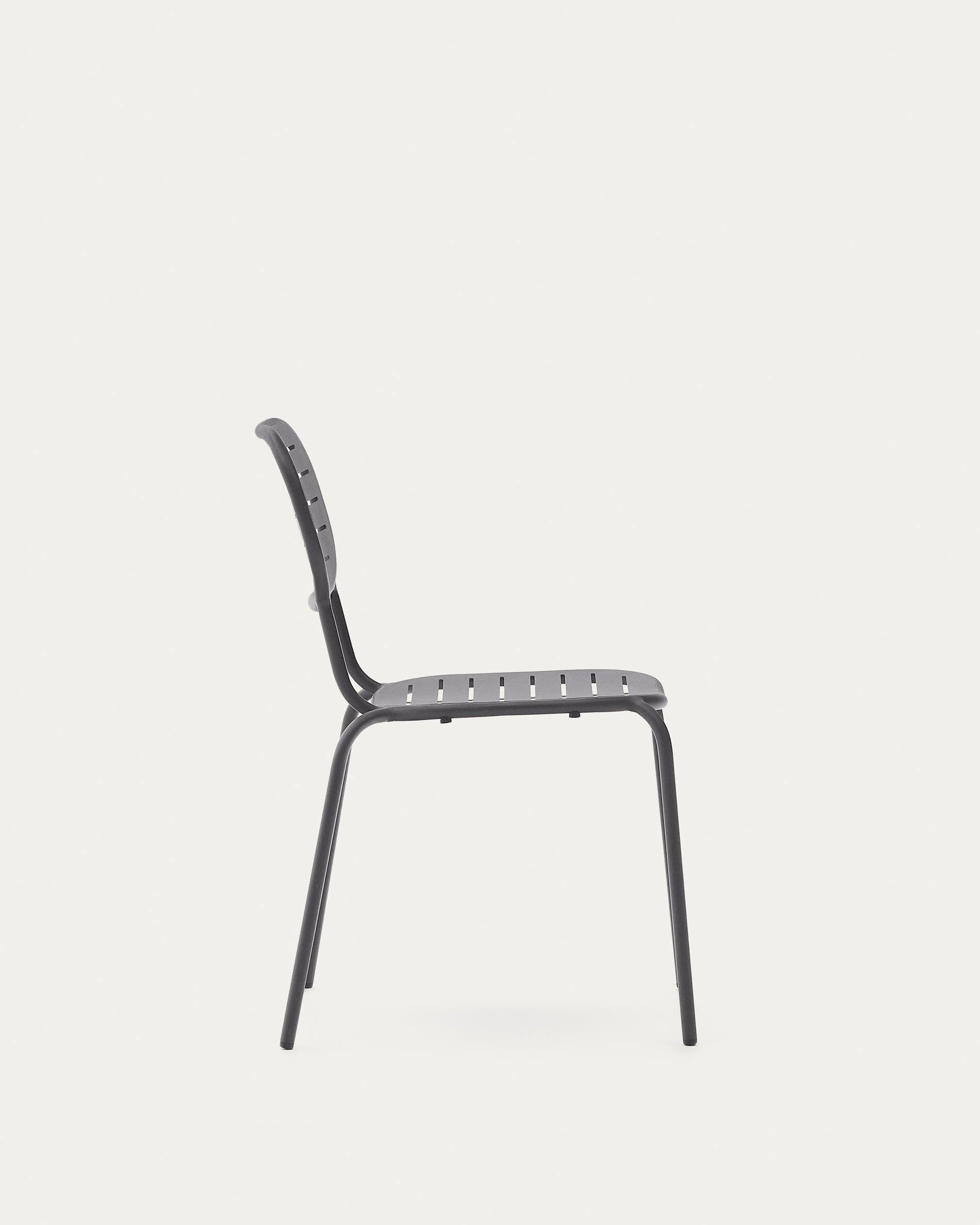 Moderner Outdoor-Stuhl Brai aus verzinktem Stahl in elegantem Dunkelgrau, stapelbar und ideal für den Außenbereich.