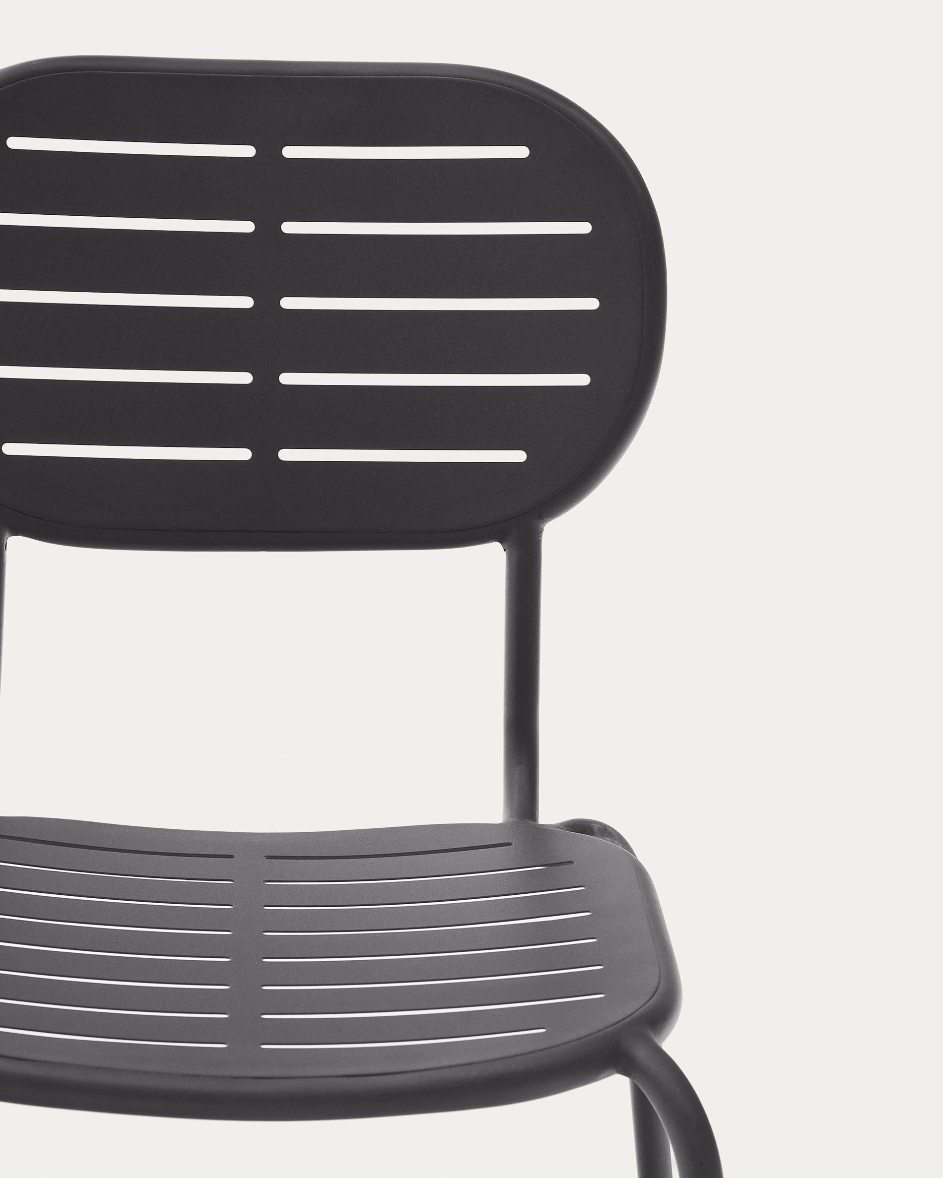 Stapelbarer Outdoor-Stuhl Brai aus robustem verzinktem Stahl in stilvollem Dunkelgrau, perfekt für Garten und Terrasse.