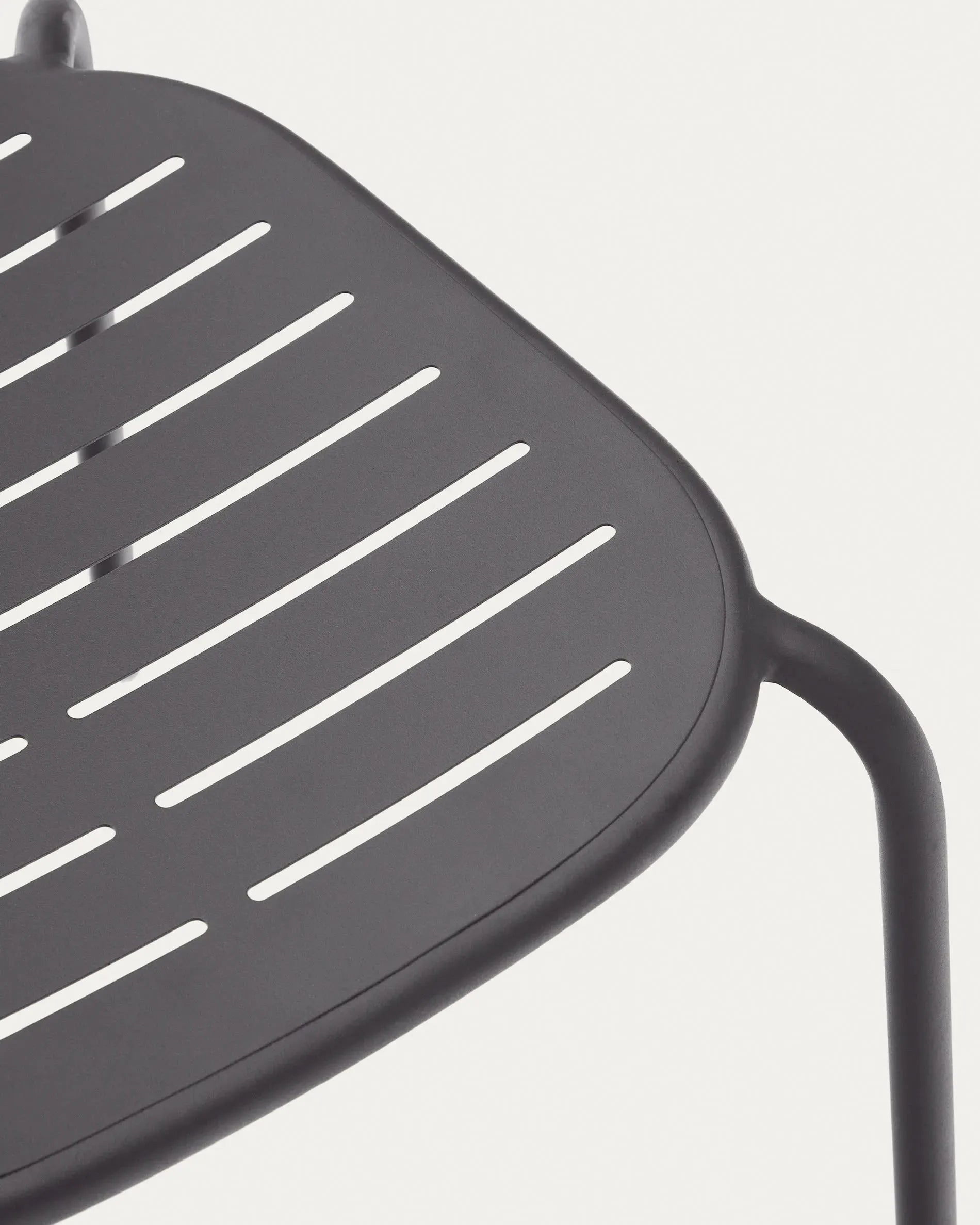 Stapelbarer Outdoor-Stuhl Brai aus robustem verzinktem Stahl in stilvollem Dunkelgrau, perfekt für Garten und Terrasse.