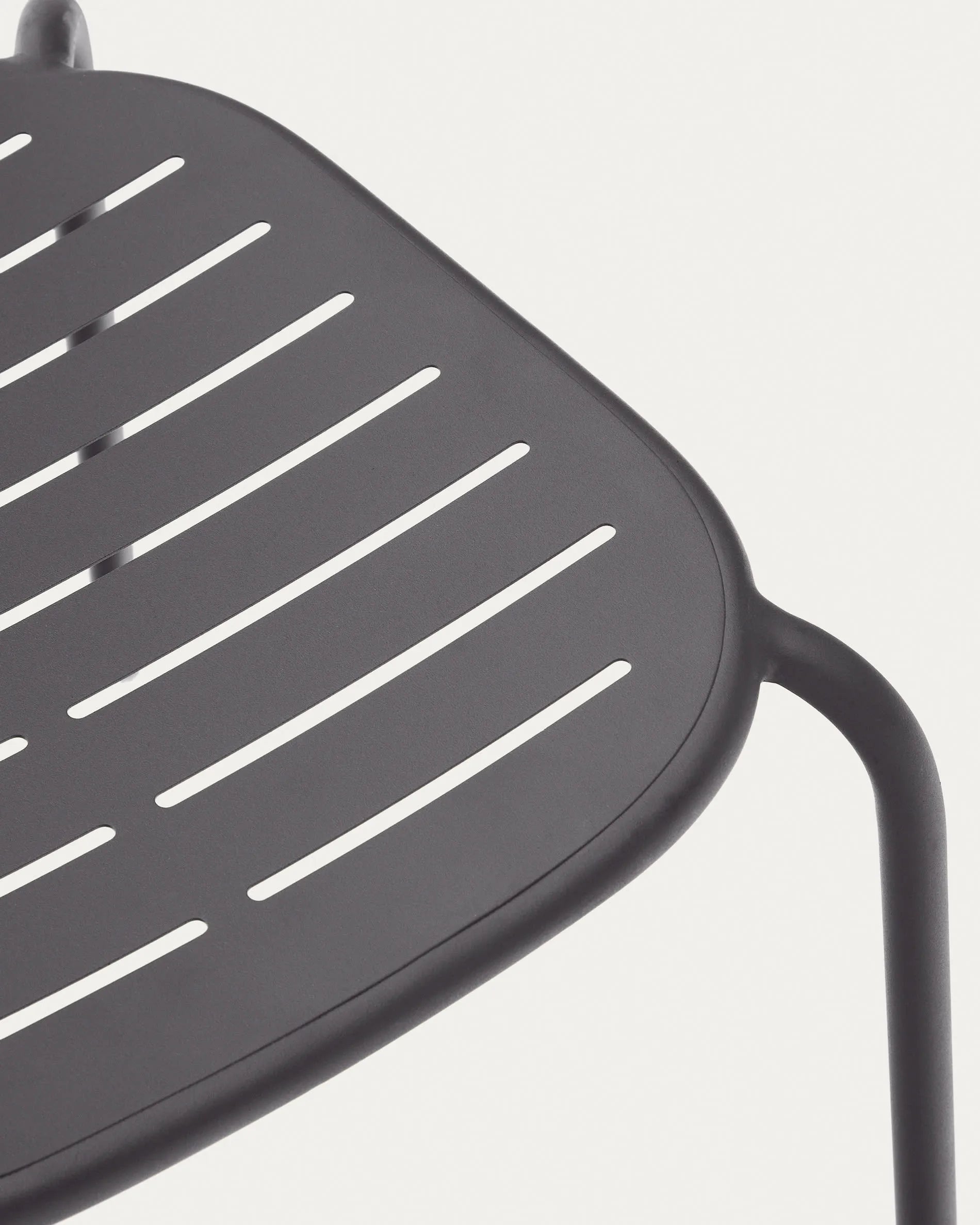 Moderner Outdoor-Stuhl Brai aus verzinktem Stahl in elegantem Dunkelgrau, stapelbar und ideal für Terrasse und Garten.