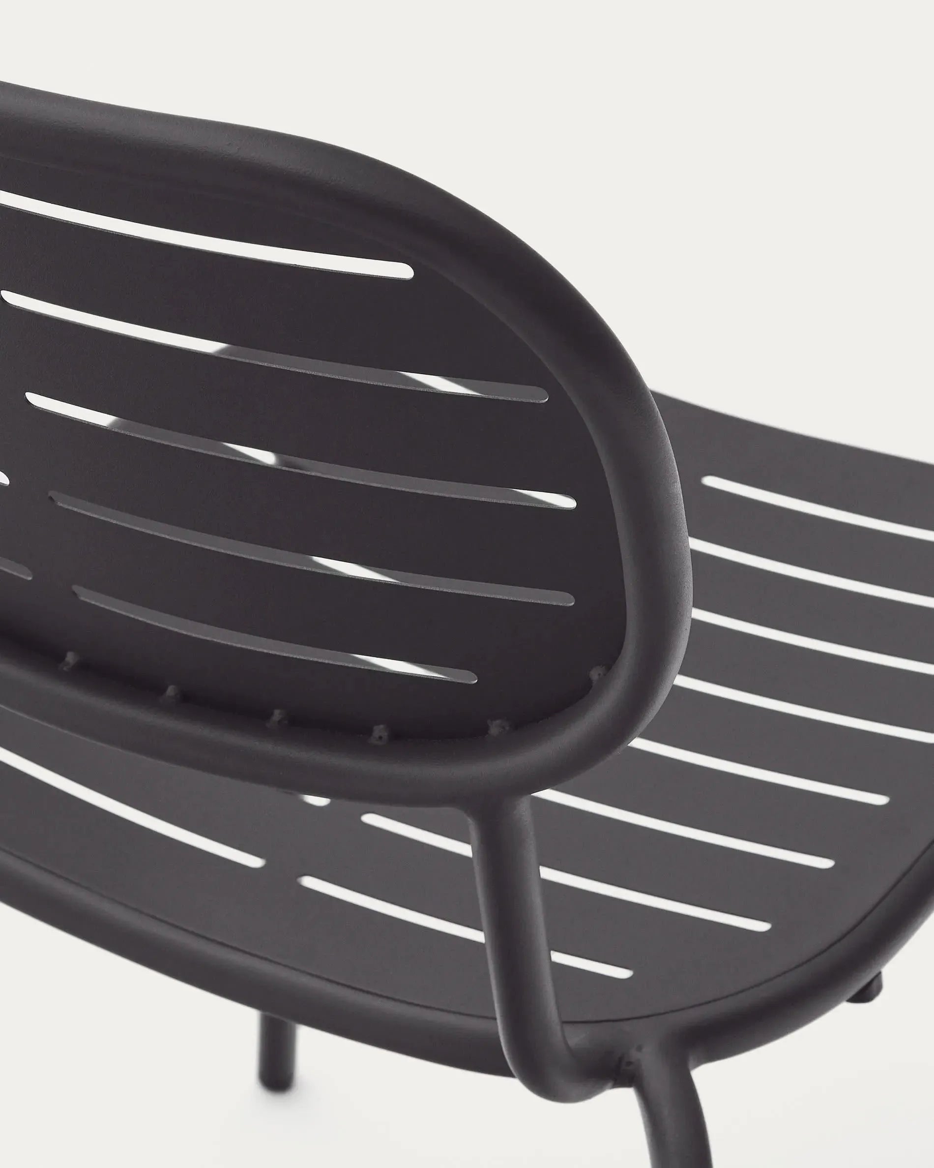 Moderner Outdoor-Stuhl Brai aus verzinktem Stahl in elegantem Dunkelgrau, stapelbar und ideal für Terrasse und Garten.