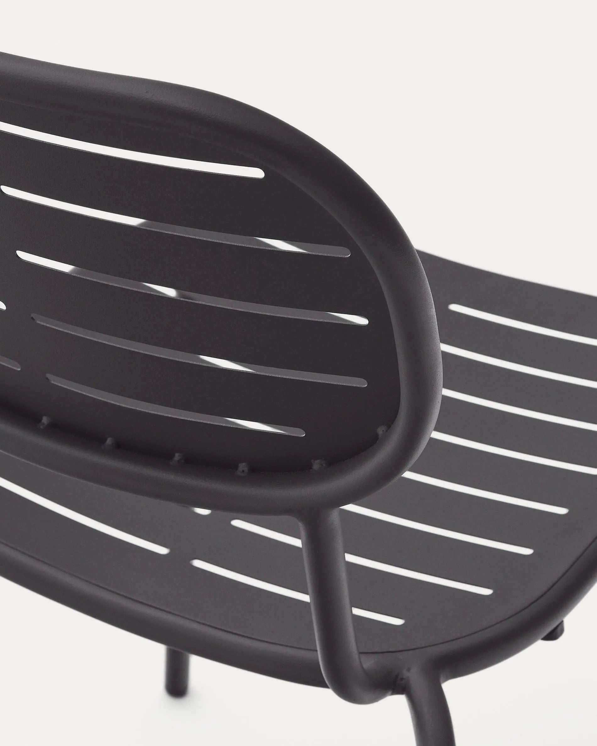 Stapelbarer Outdoor-Stuhl Brai aus robustem verzinktem Stahl in stilvollem Dunkelgrau, perfekt für Garten und Terrasse.