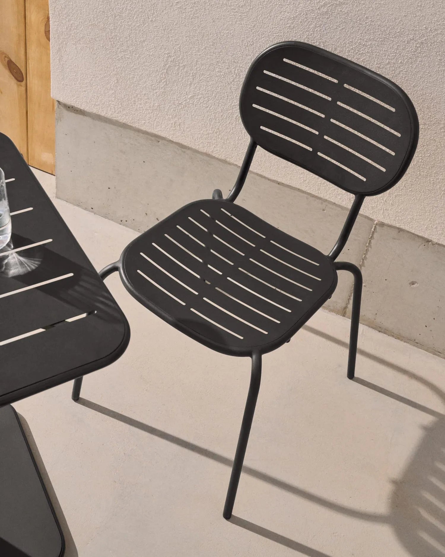 Stapelbarer Outdoor-Stuhl Brai aus verzinktem Stahl in stilvollem Dunkelgrau, robust und perfekt für den Außenbereich.
