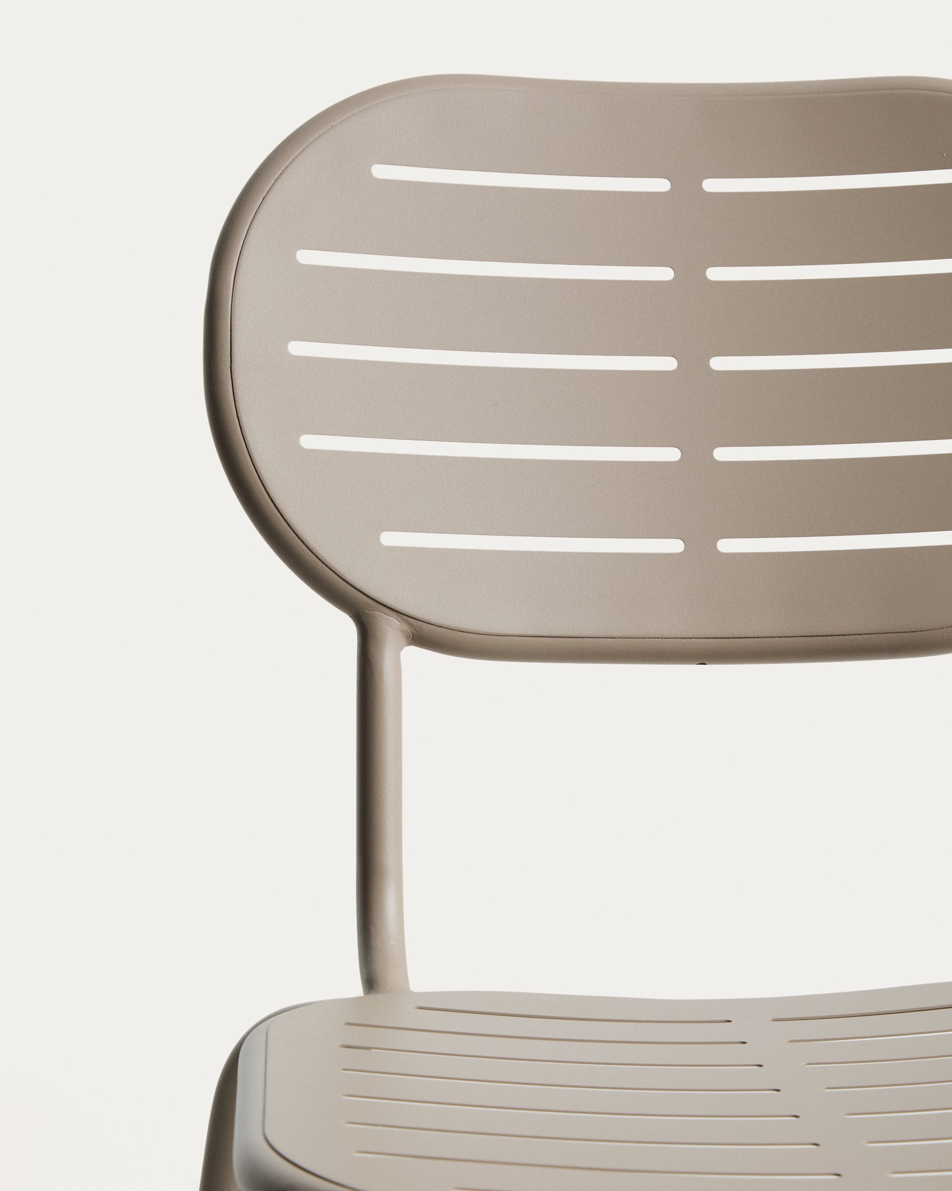 Stapelbarer Outdoor-Stuhl Brai aus taupefarben verzinktem Stahl in Taupe präsentiert im Onlineshop von KAQTU Design AG. Gartenstuhl ist von Kave Home